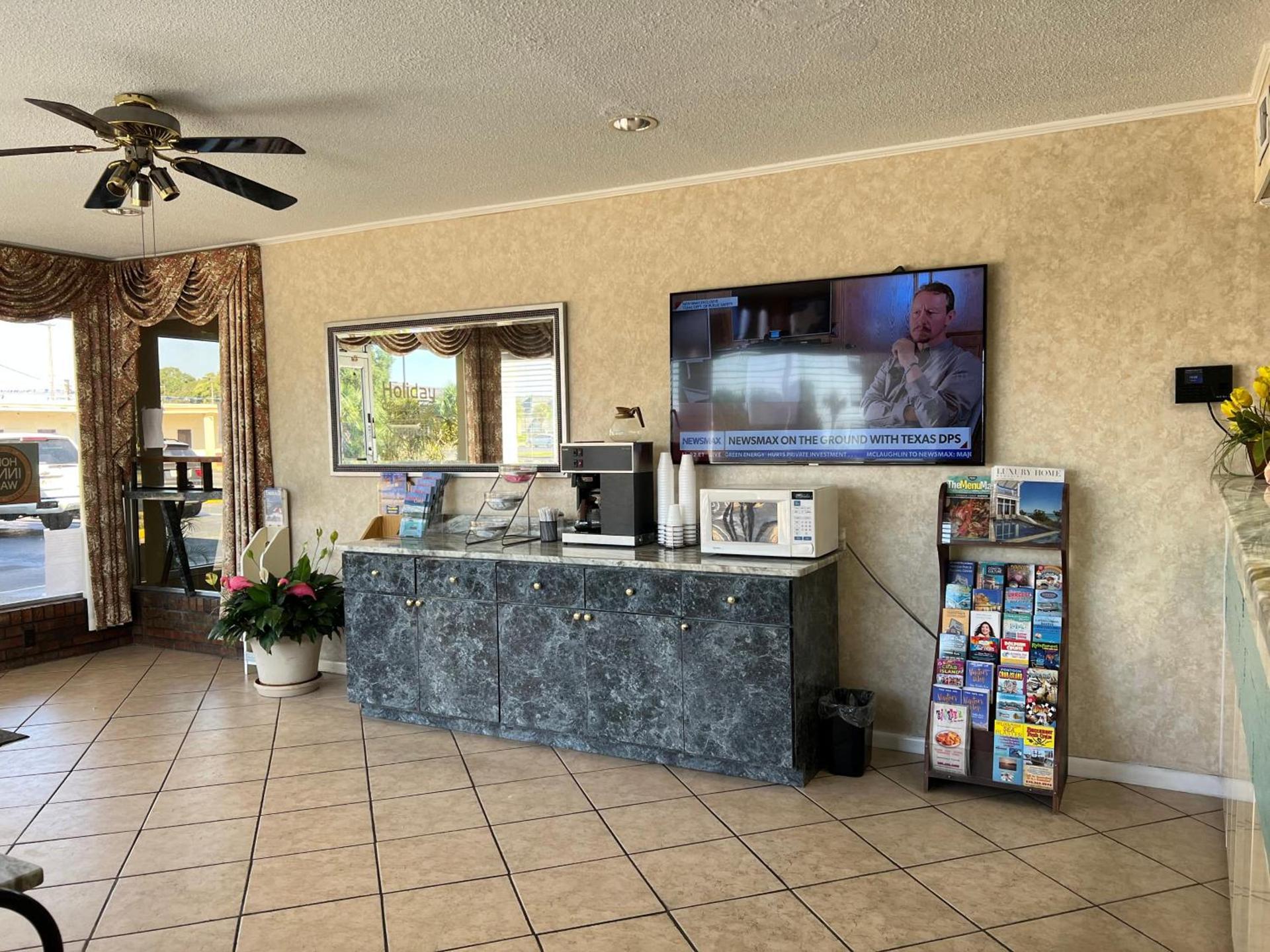 Hole Inn the Wall Hotel - Fort Walton Beach - Sunset Plaza - nearby Beaches & Hurlburt photo 86