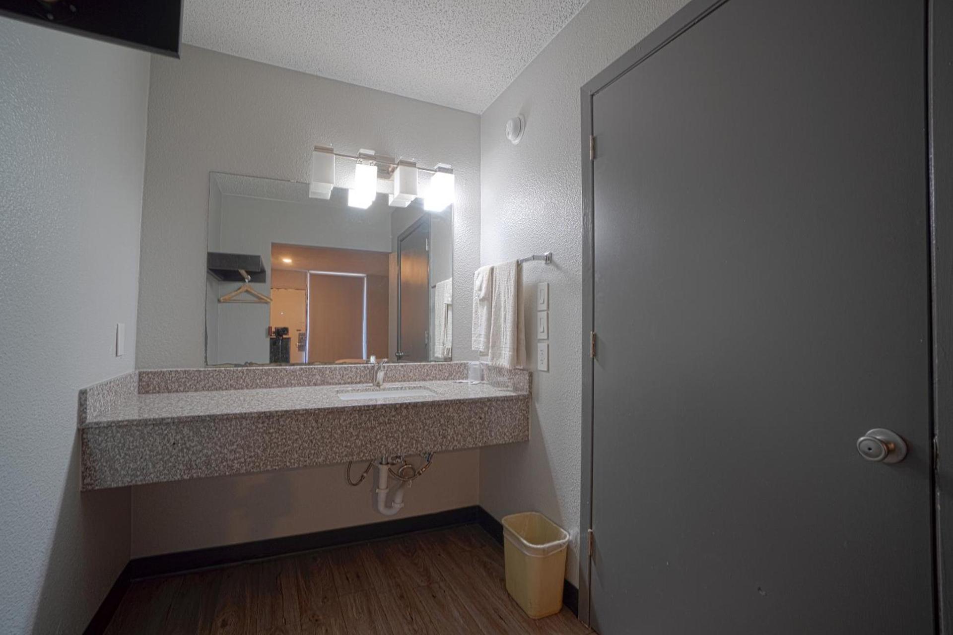 Hotel Comfort Stay by OYO Texarkana East, AR I-30 photo 33