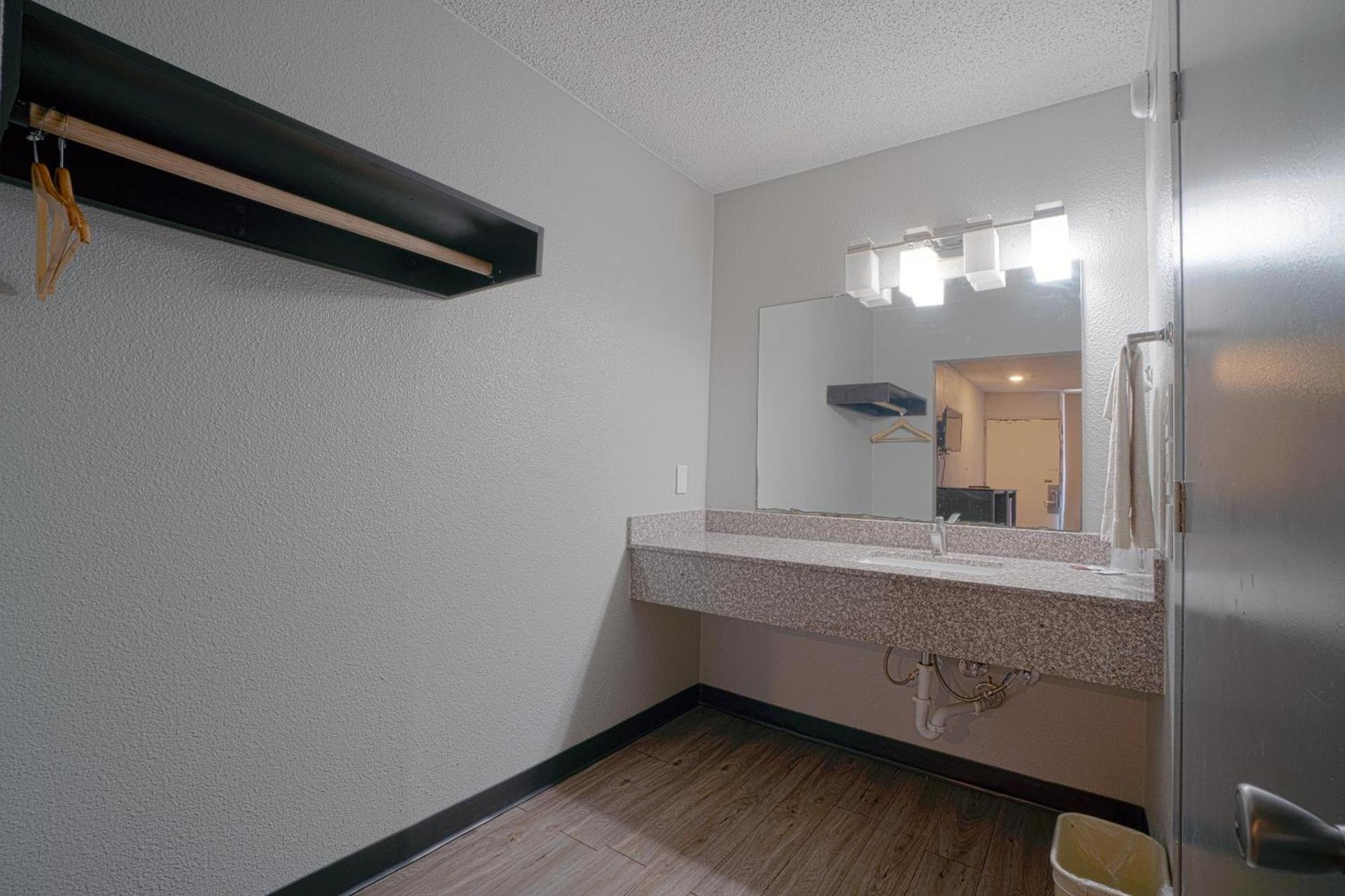 Hotel Comfort Stay by OYO Texarkana East, AR I-30 photo 40
