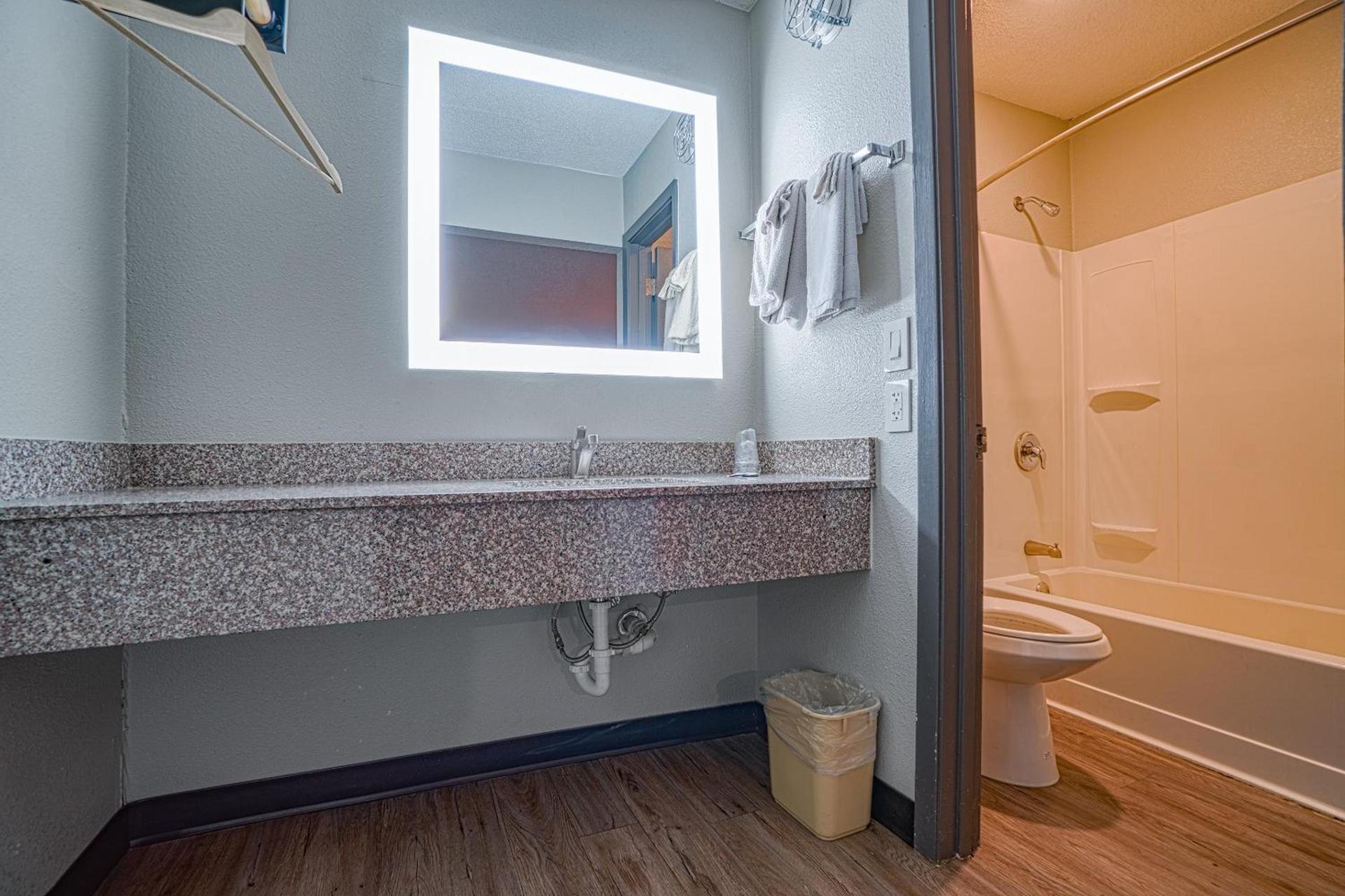 Hotel Comfort Stay by OYO Texarkana East, AR I-30 photo 43