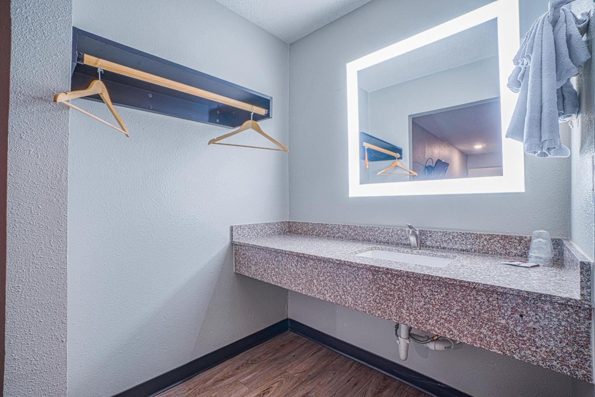 Hotel Comfort Stay by OYO Texarkana East, AR I-30 photo 45