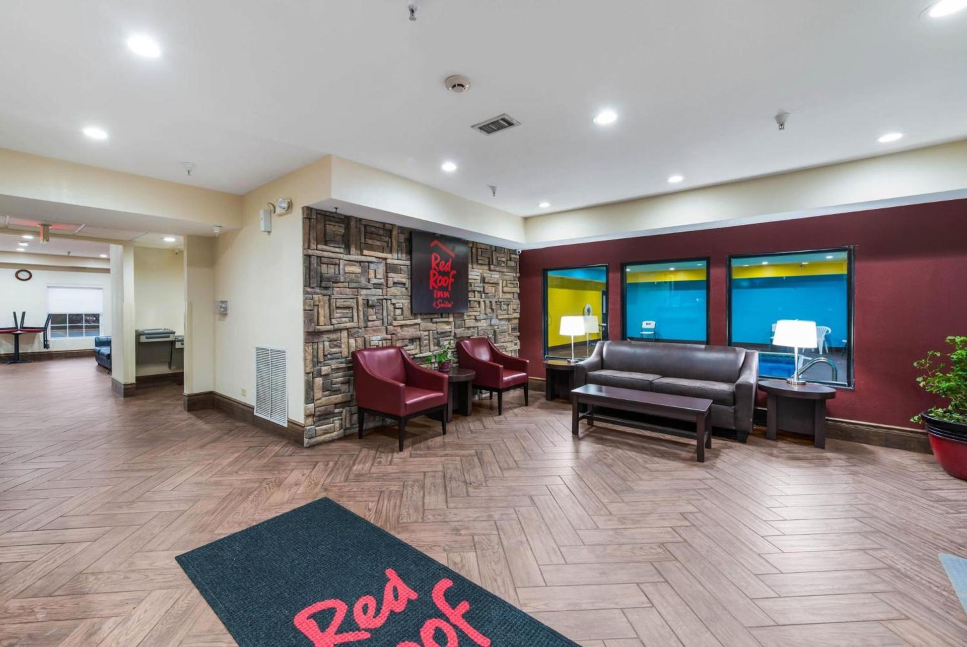 Econo Lodge Inn & Suites photo 9