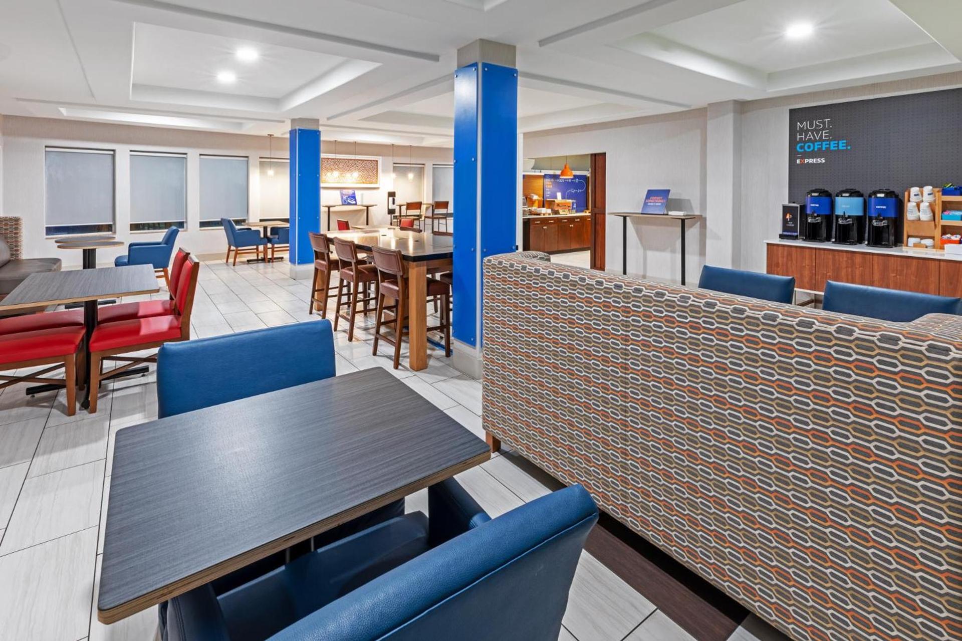 Holiday Inn Express & Suites Lafayette South by IHG photo 8