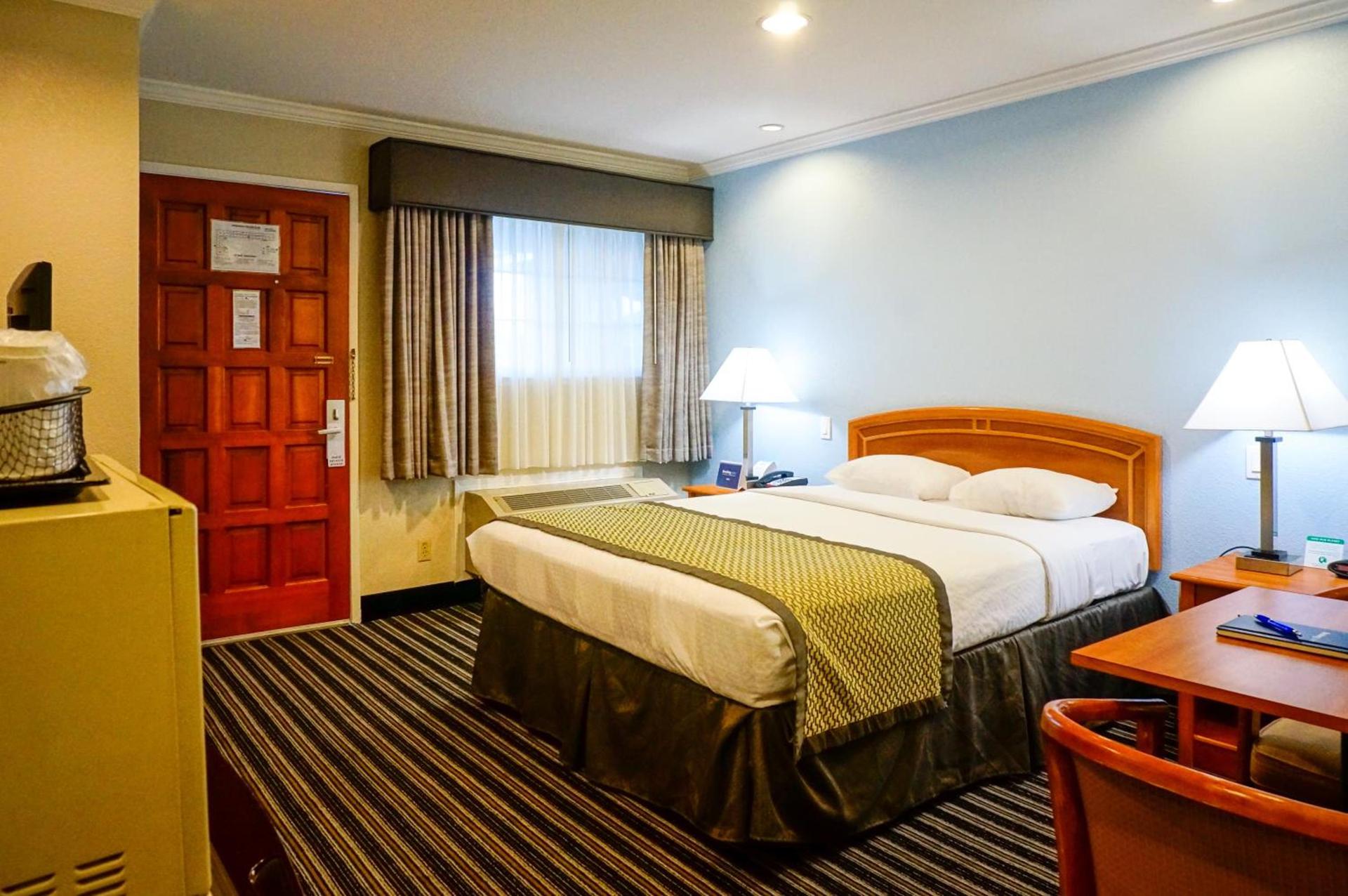 Hotel Parmani Near Stanford University photo 25