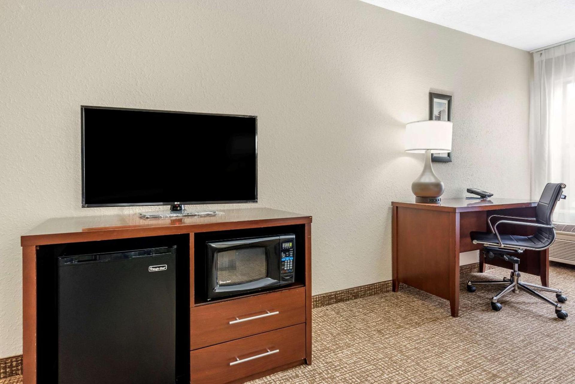 Comfort Inn & Suites Cincinnati Eastgate photo 13