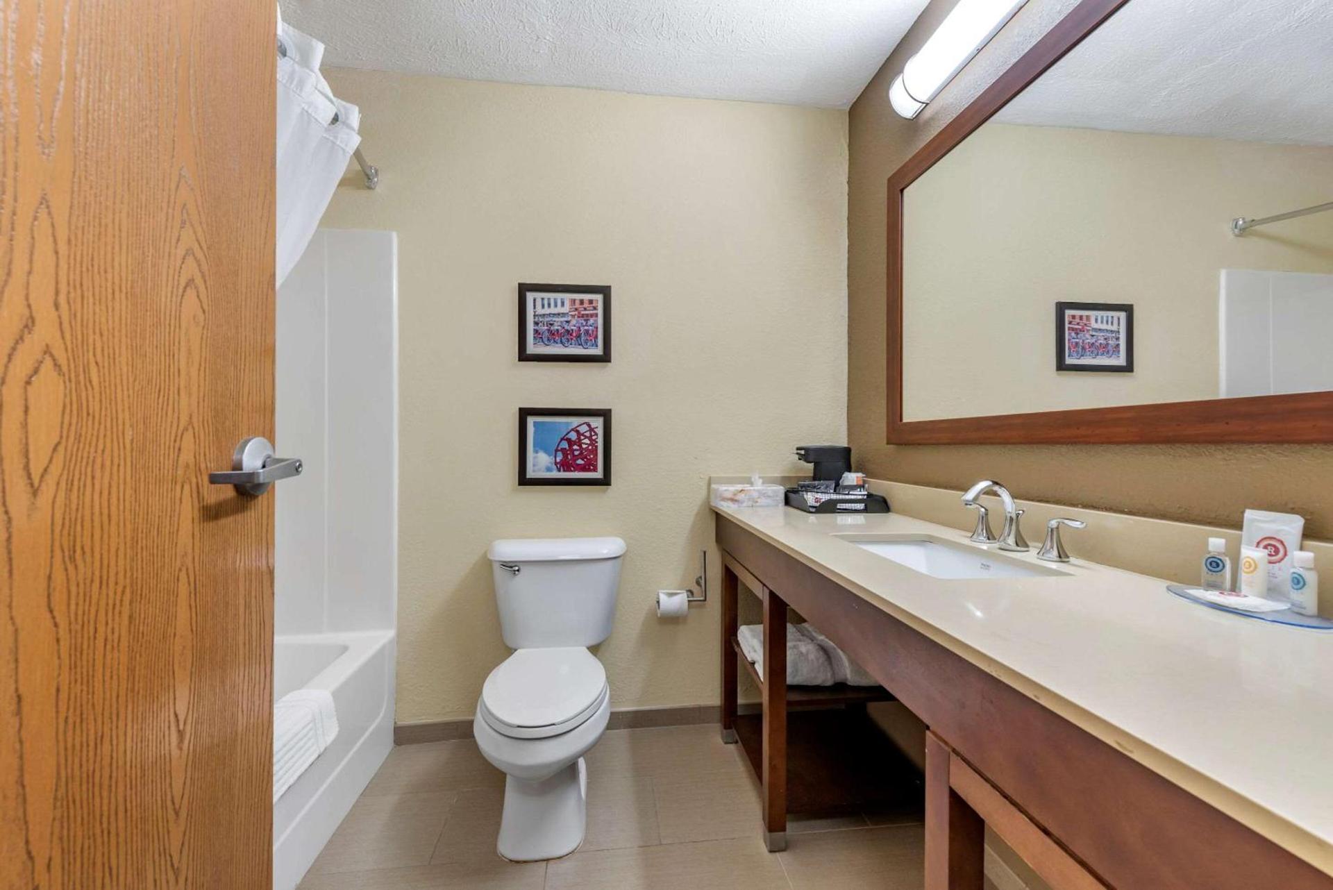 Comfort Inn & Suites Cincinnati Eastgate photo 14