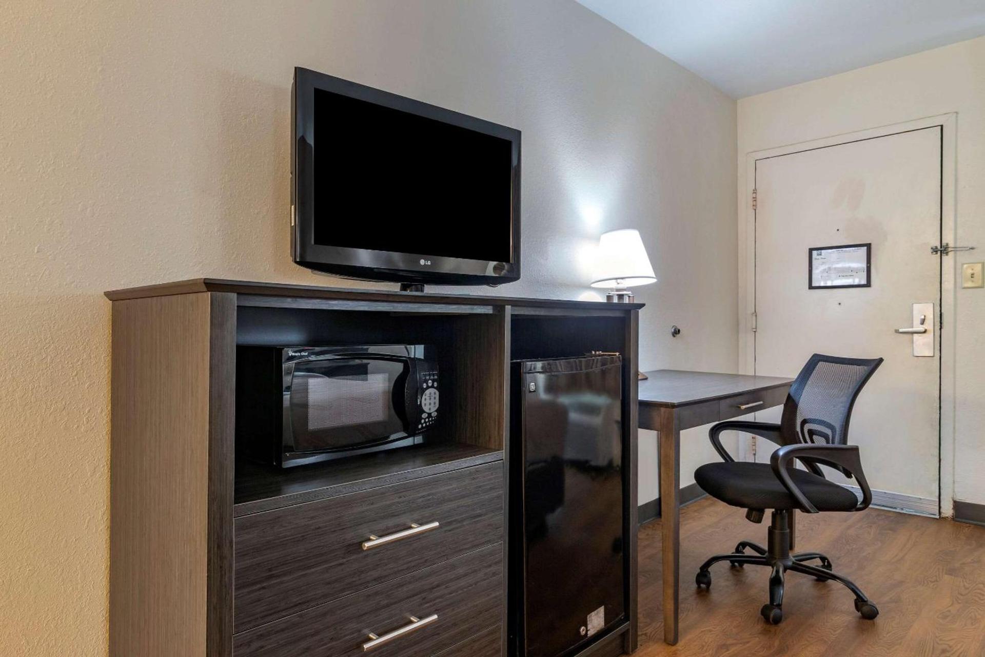 Quality Inn At Town Center photo 9
