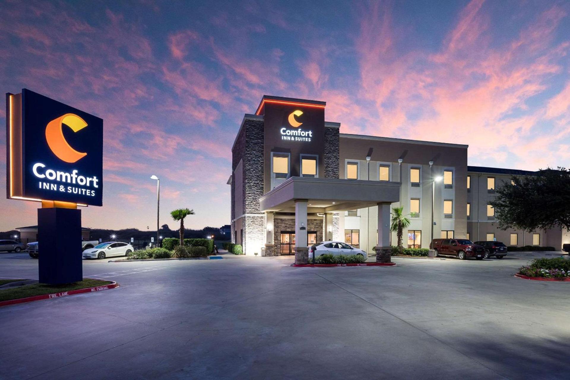 Comfort Inn & Suites Victoria North photo 11