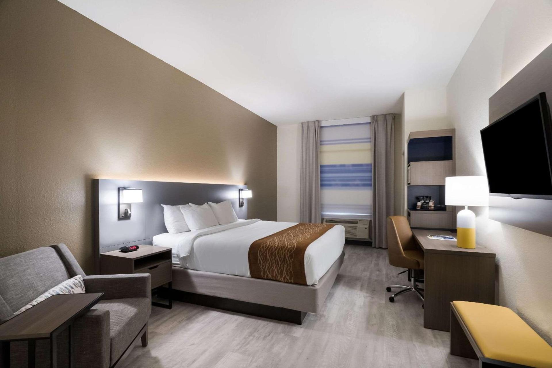Comfort Inn & Suites Victoria North photo 16