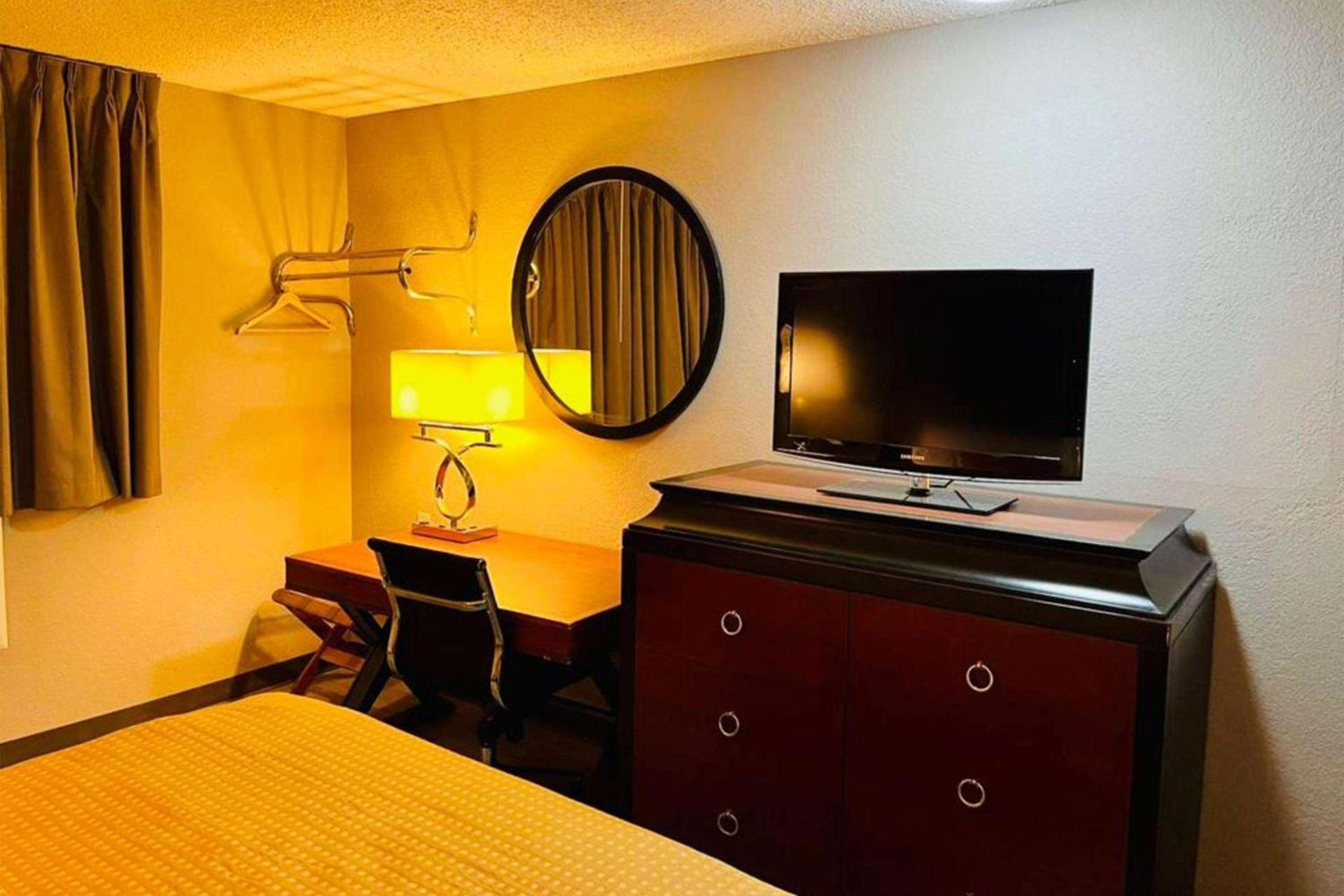 Super 8 by Wyndham Benton Harbor St Joseph photo 10