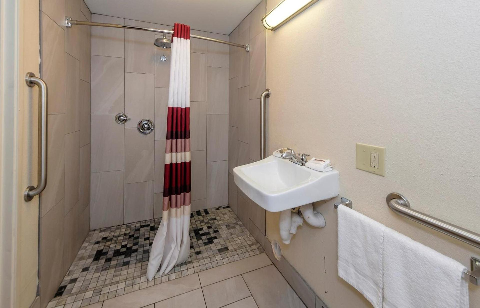 Red Roof Inn Lansing East - MSU photo 22