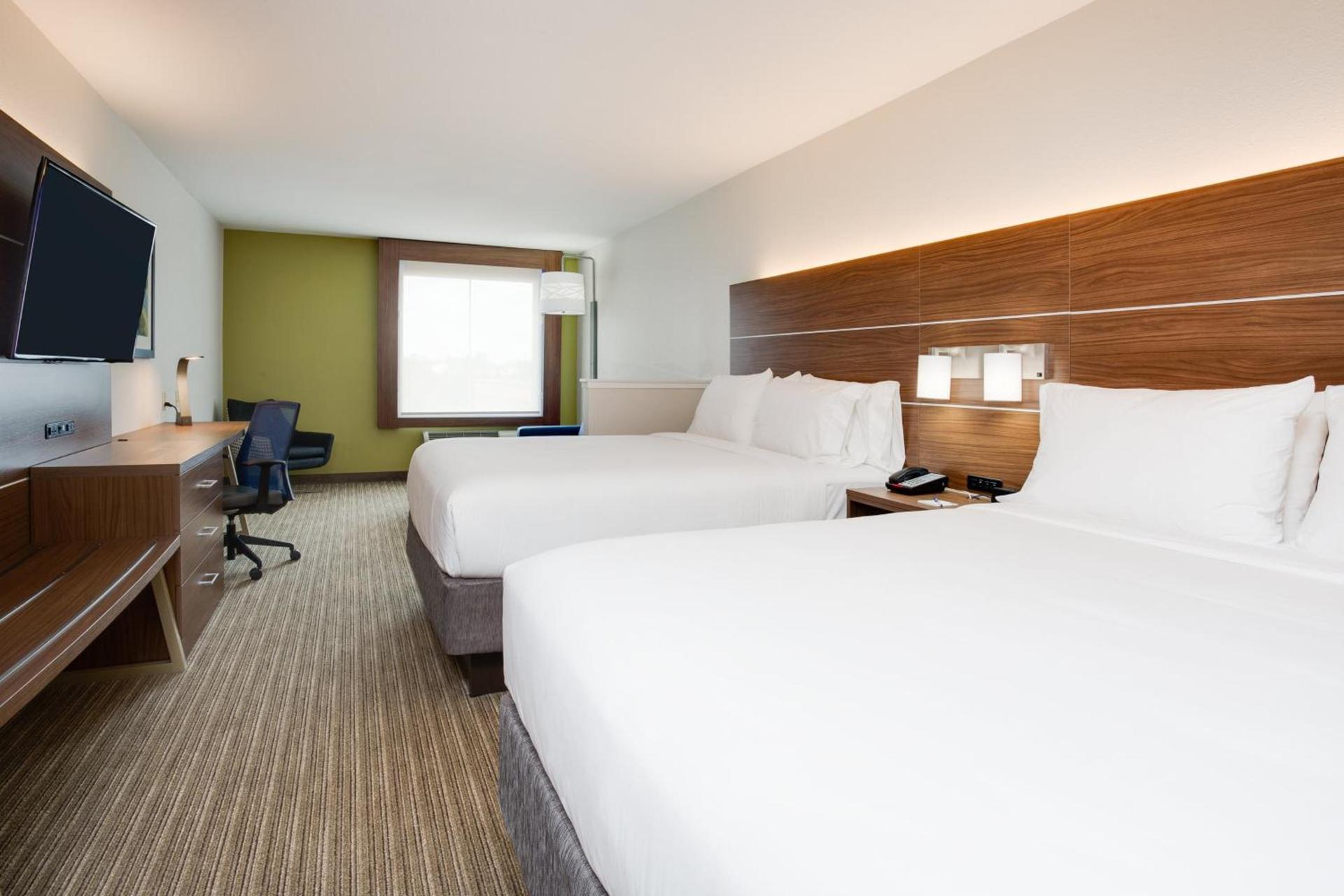 Holiday Inn Express & Suites. by IHG photo 5