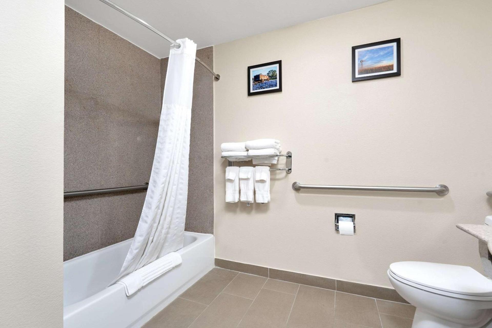 Comfort Suites University photo 13