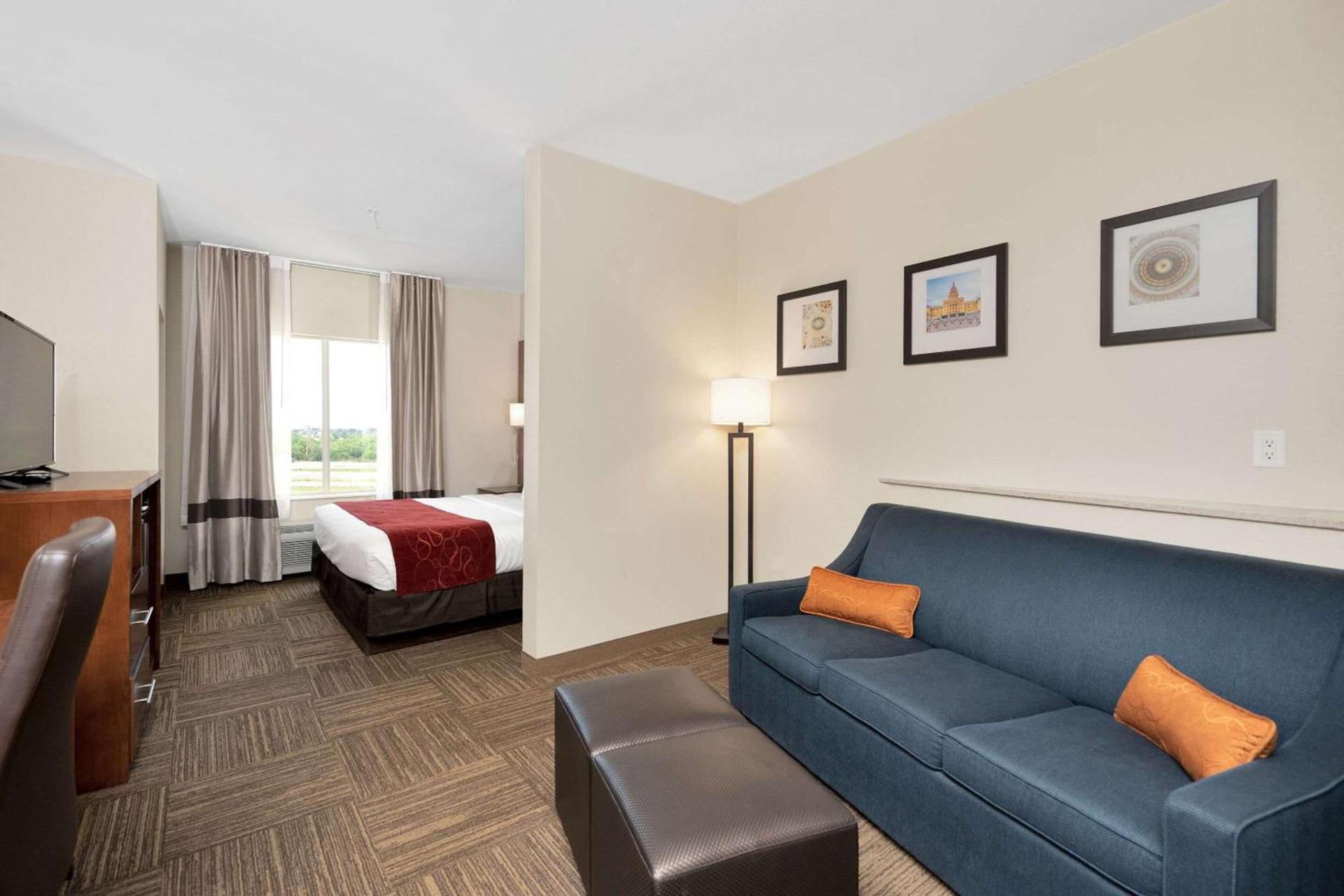 Comfort Suites University photo 20