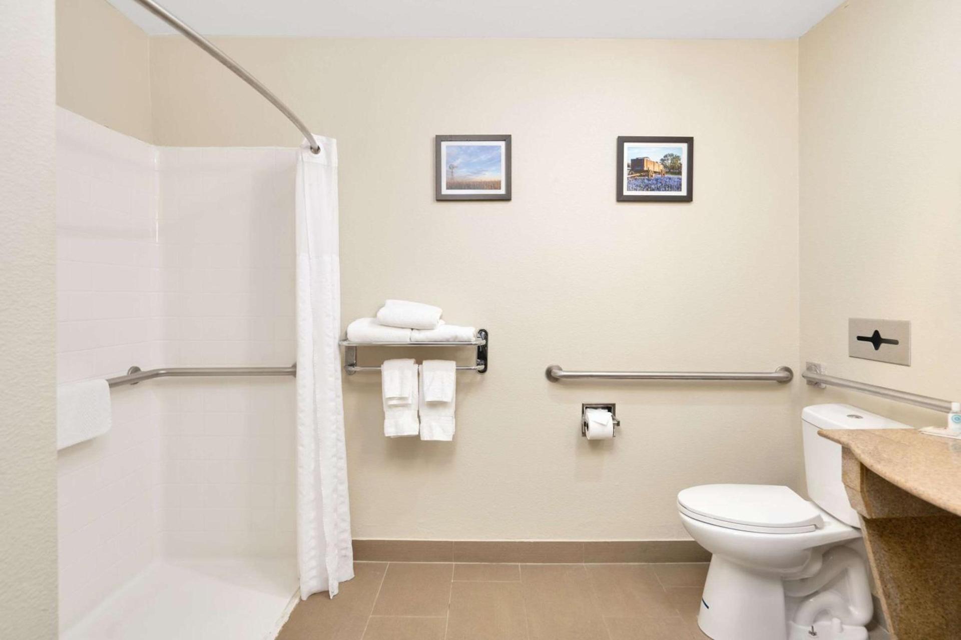 Comfort Suites University photo 18