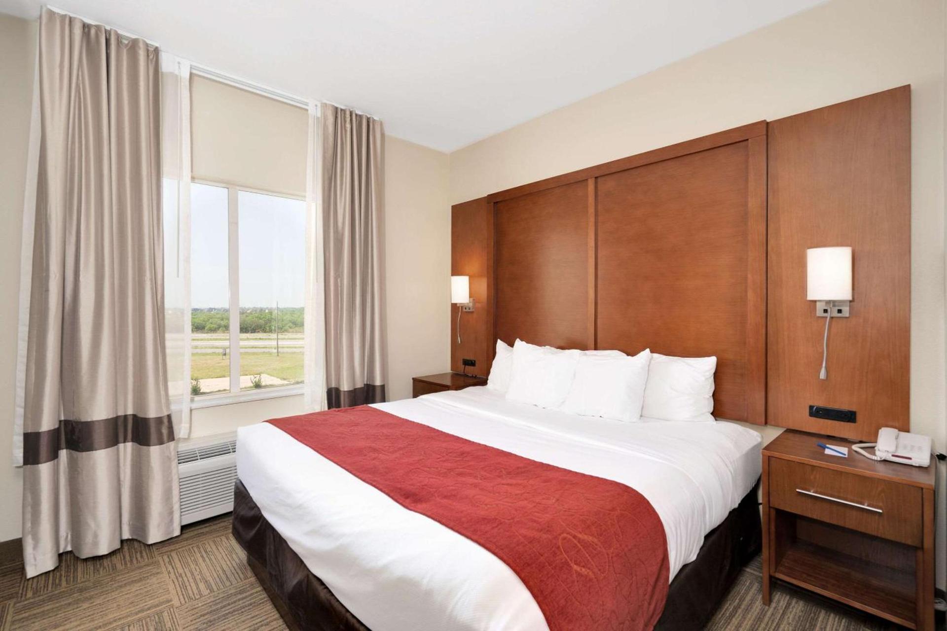 Comfort Suites University photo 19