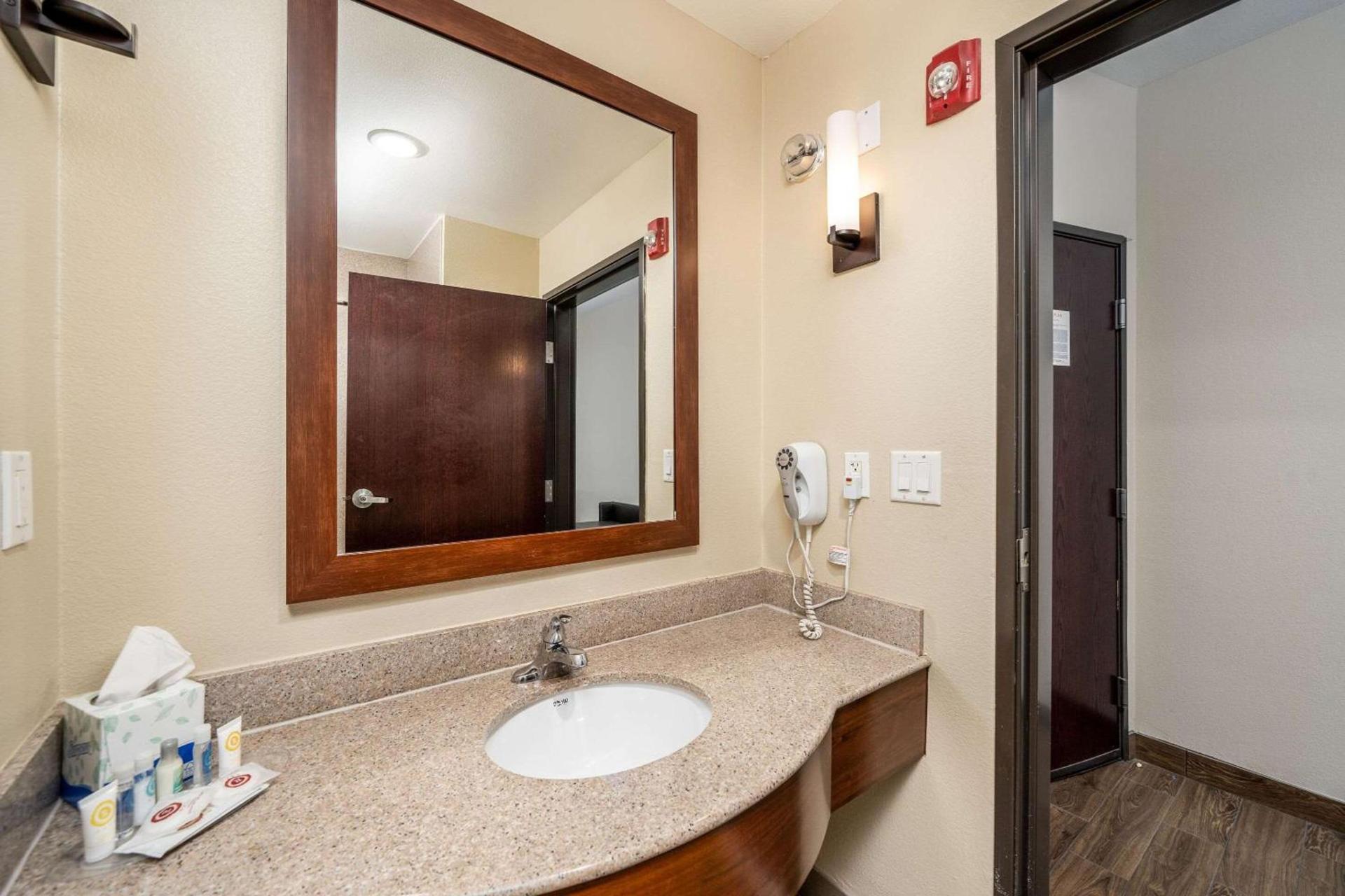 Comfort Suites University photo 39