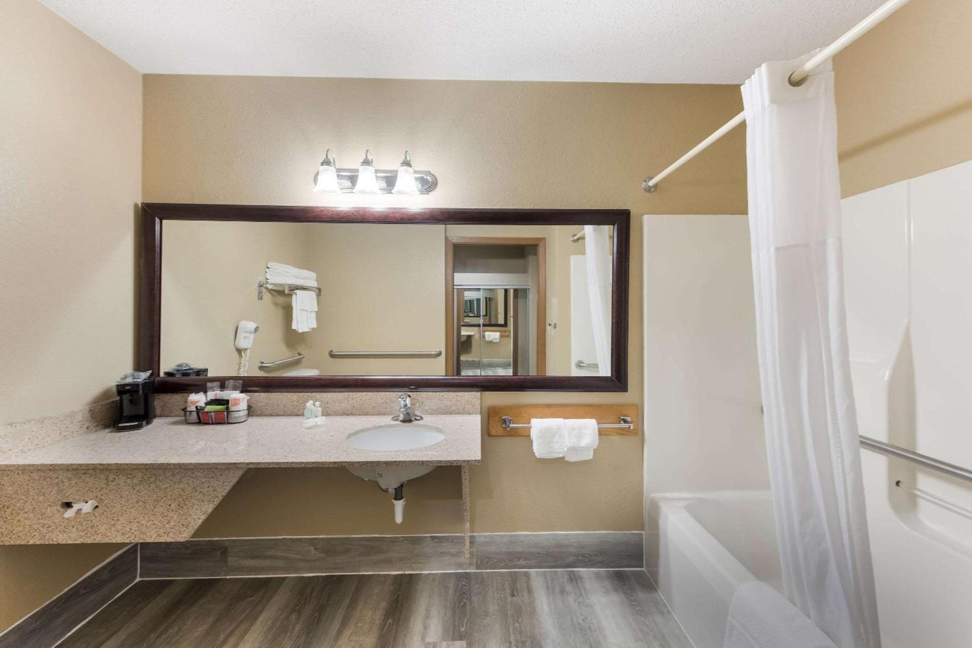 Quality Inn Upper Sandusky photo 25