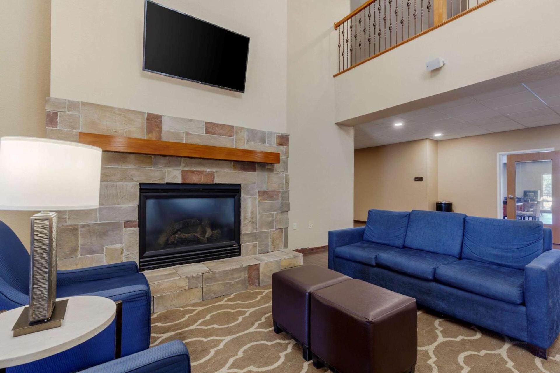 Comfort Suites Johnson Creek Conference Center photo 10