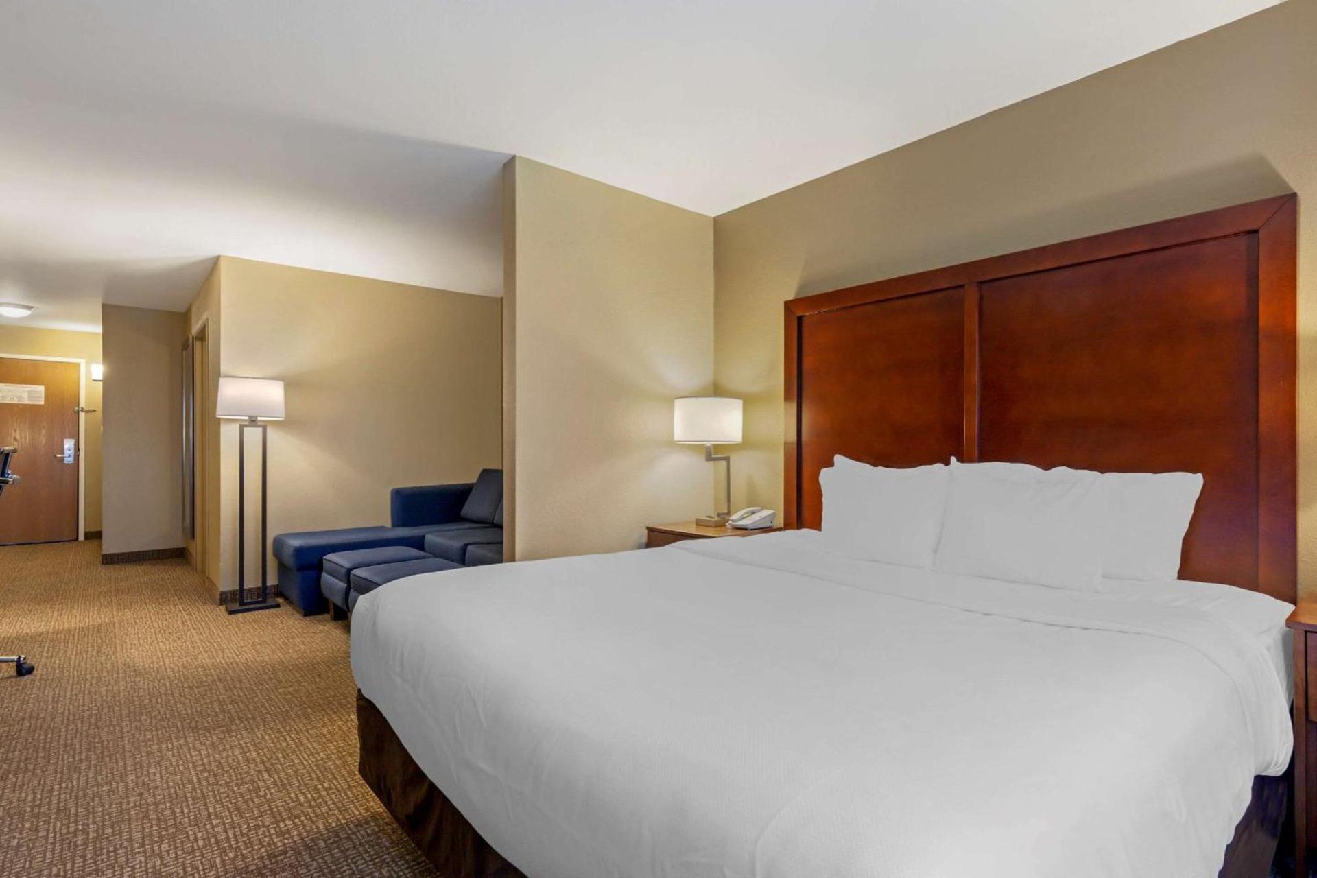 Comfort Suites Johnson Creek Conference Center photo 11