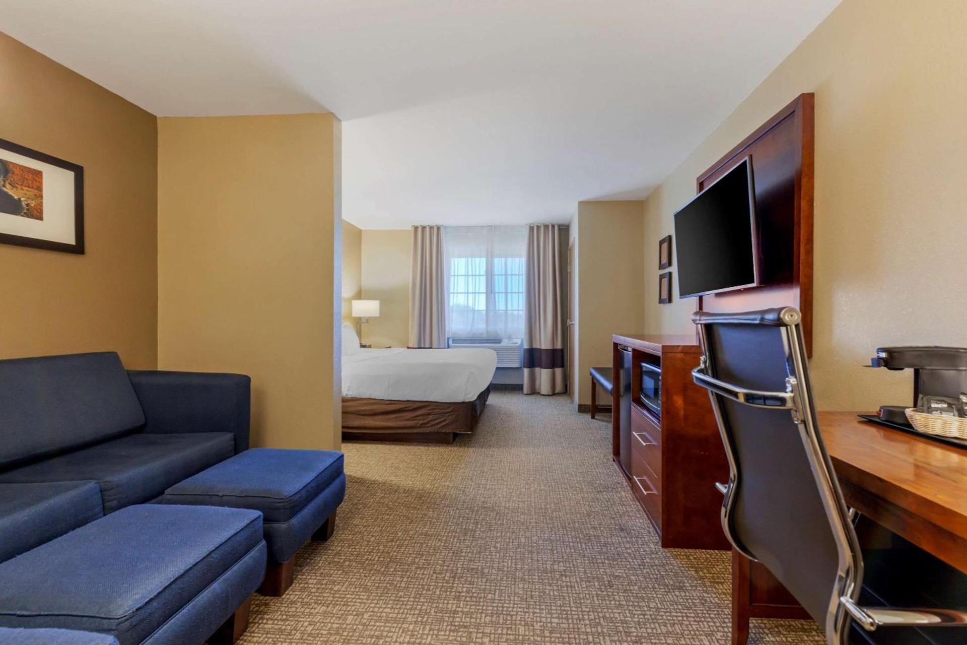 Comfort Suites Johnson Creek Conference Center photo 13
