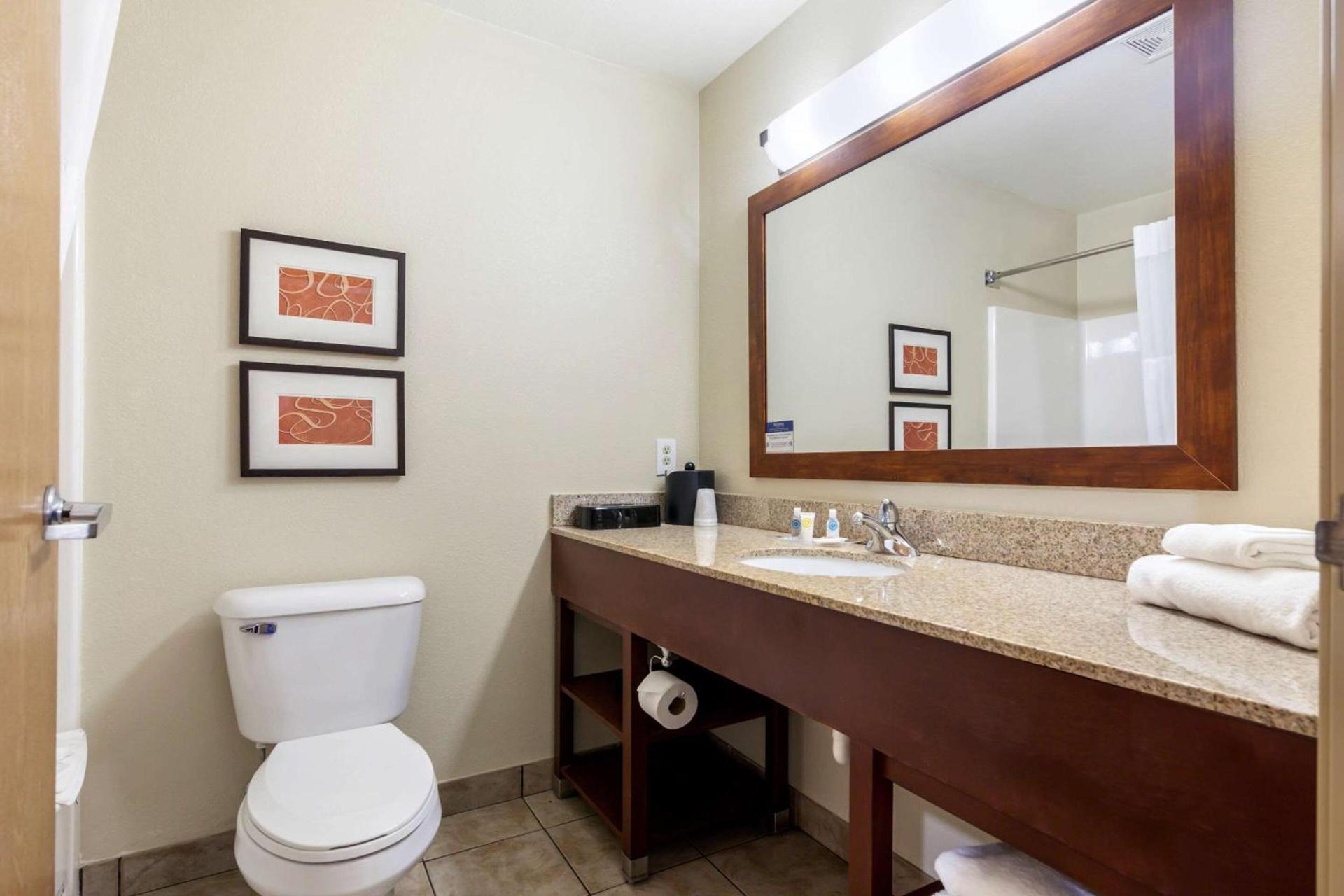 Comfort Suites Johnson Creek Conference Center photo 14