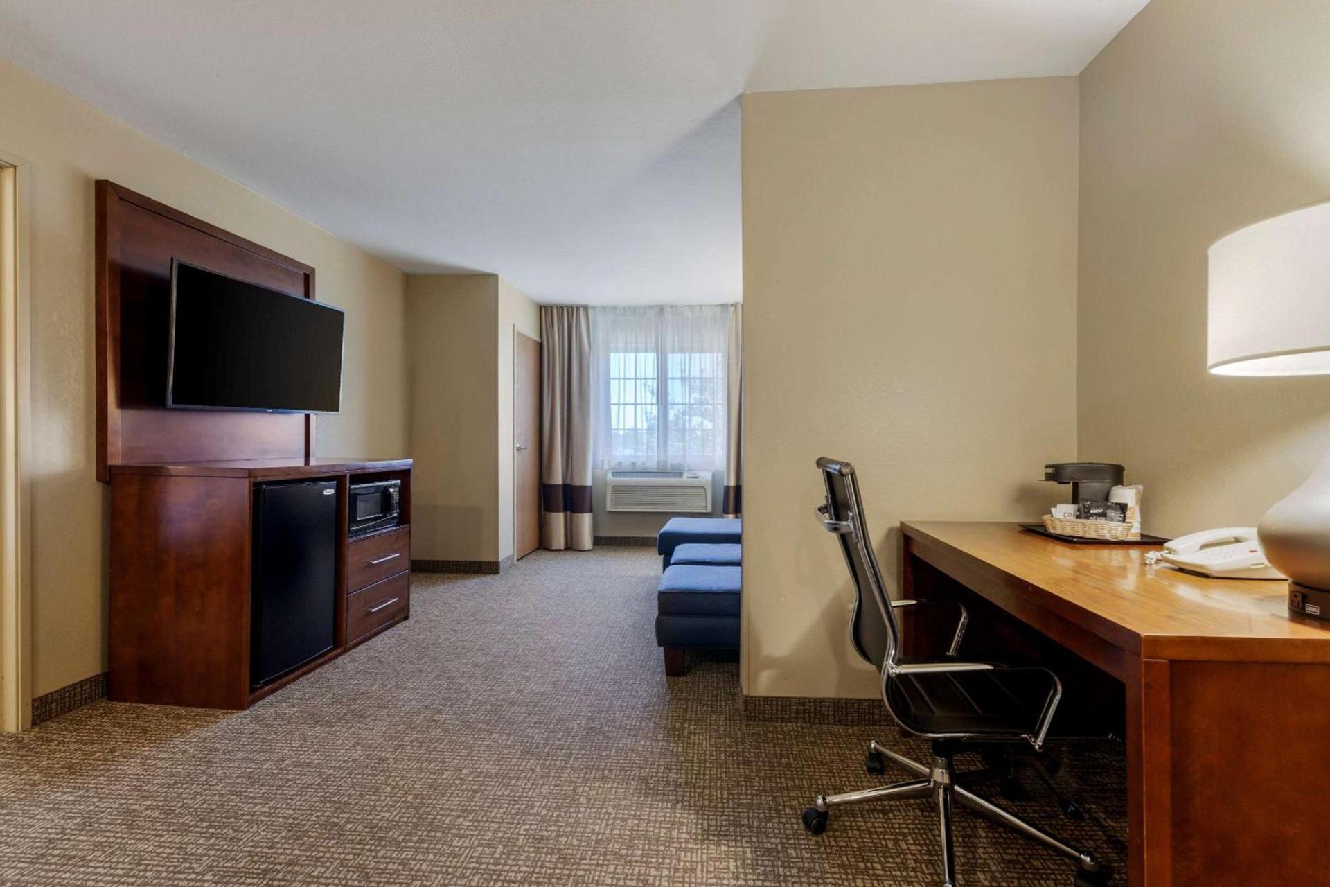 Comfort Suites Johnson Creek Conference Center photo 16
