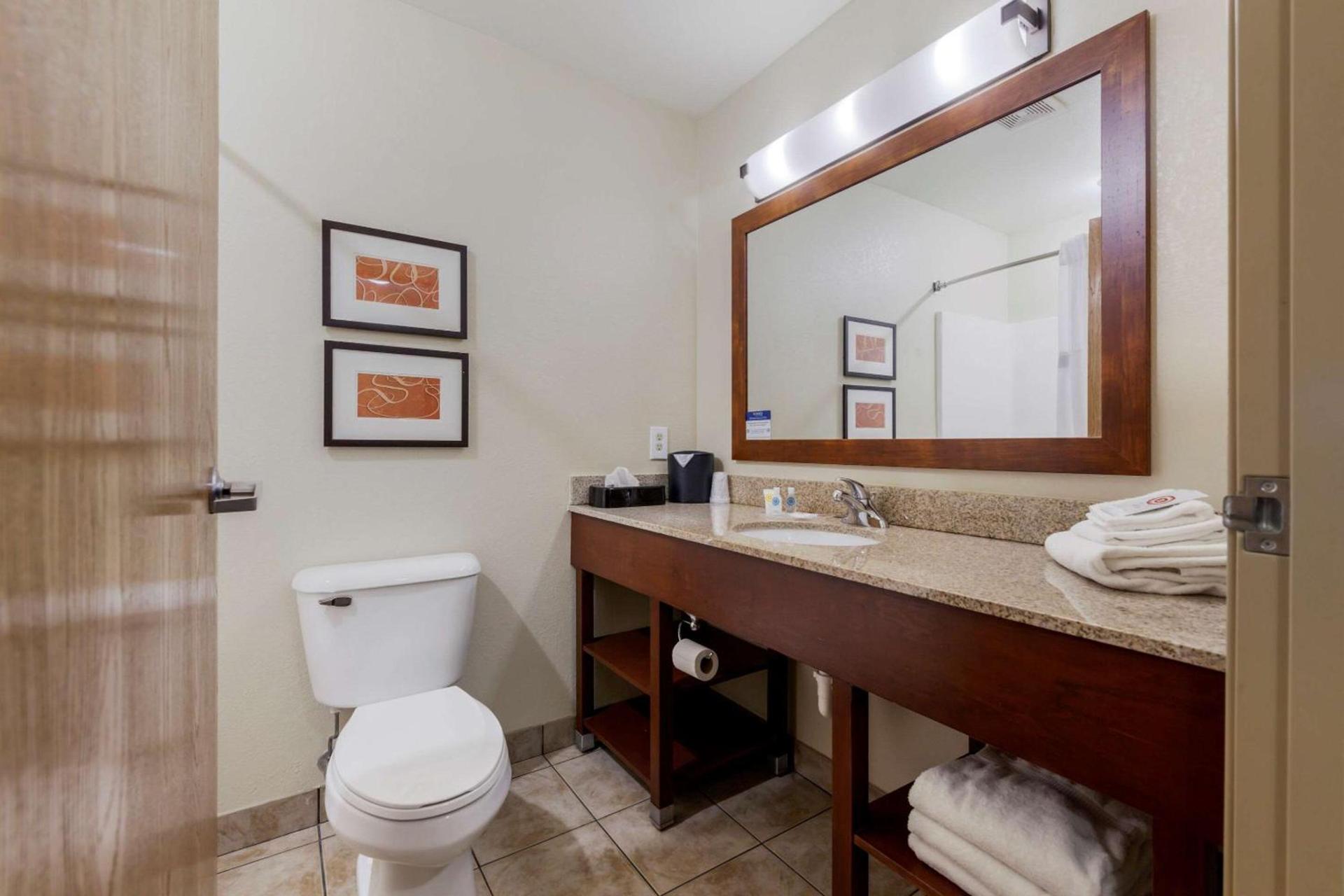 Comfort Suites Johnson Creek Conference Center photo 17