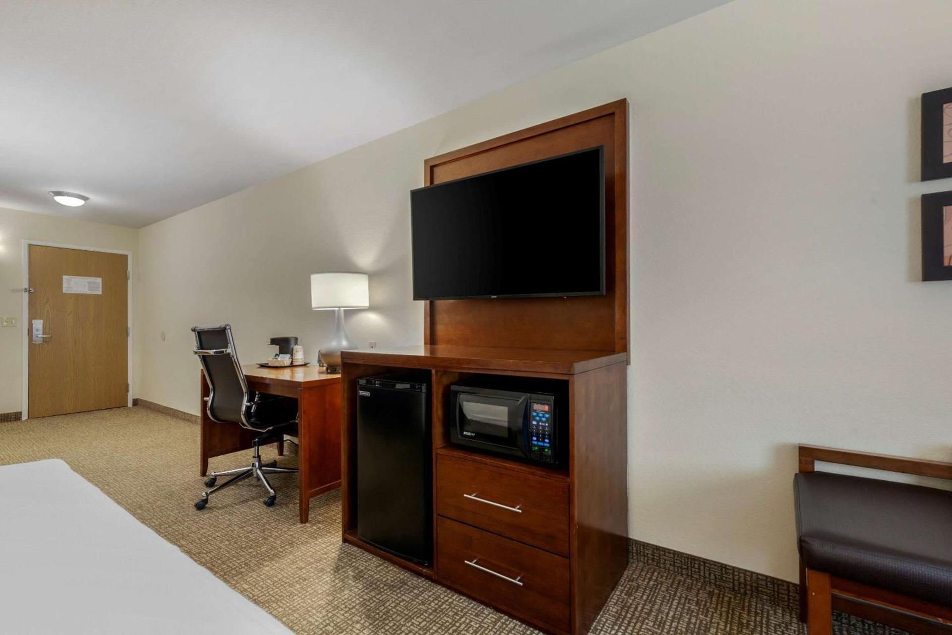 Comfort Suites Johnson Creek Conference Center photo 20