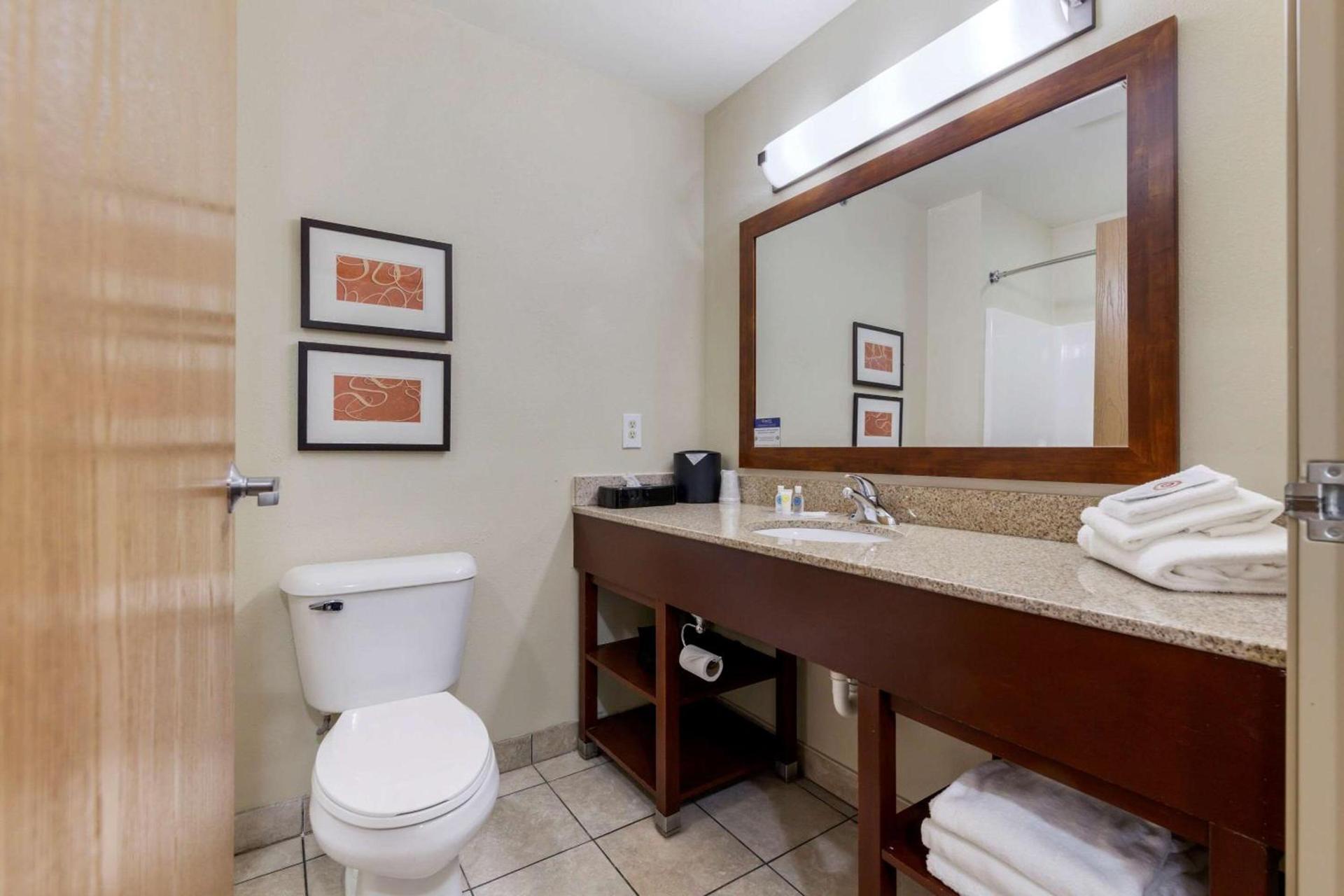 Comfort Suites Johnson Creek Conference Center photo 21