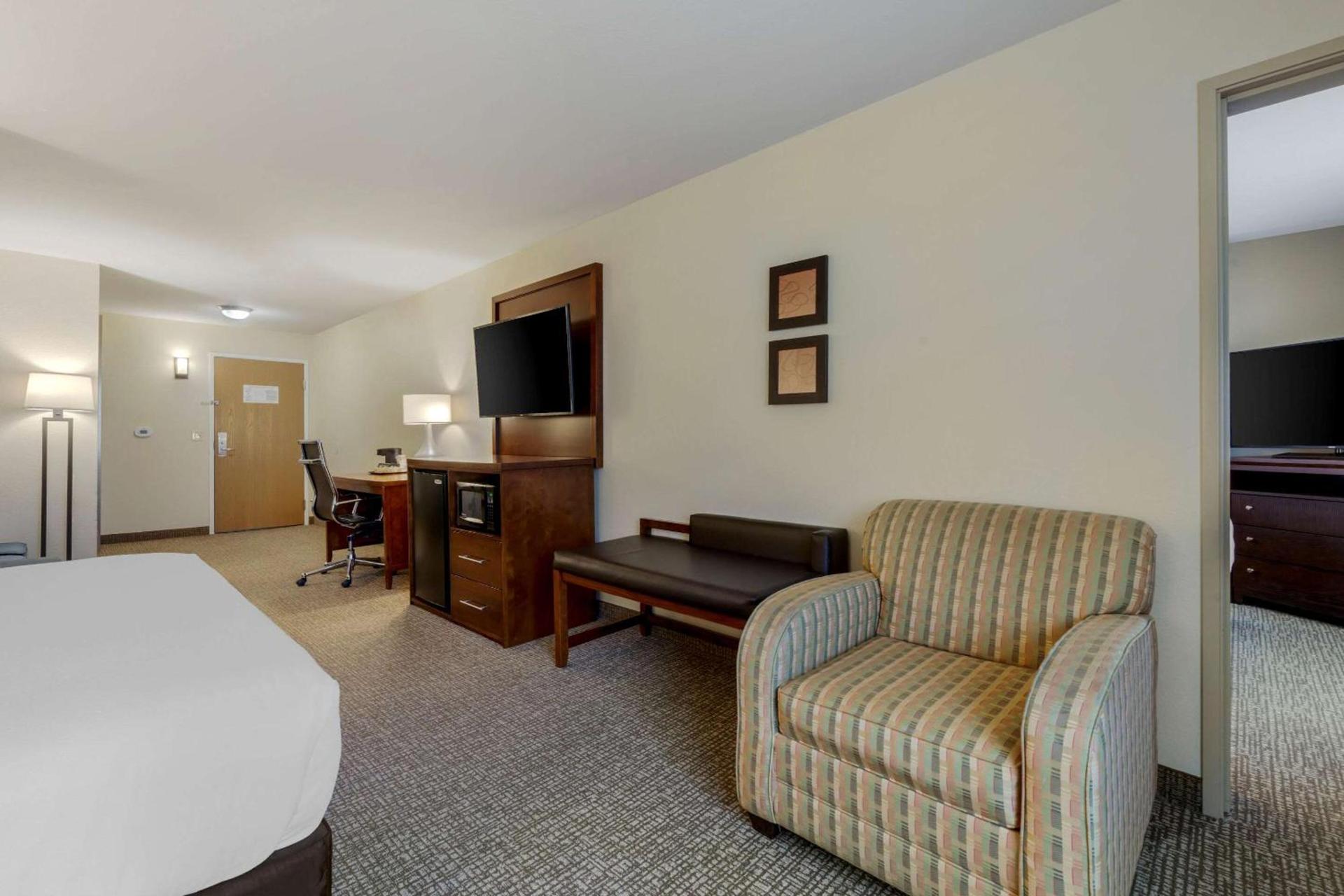 Comfort Suites Johnson Creek Conference Center photo 24