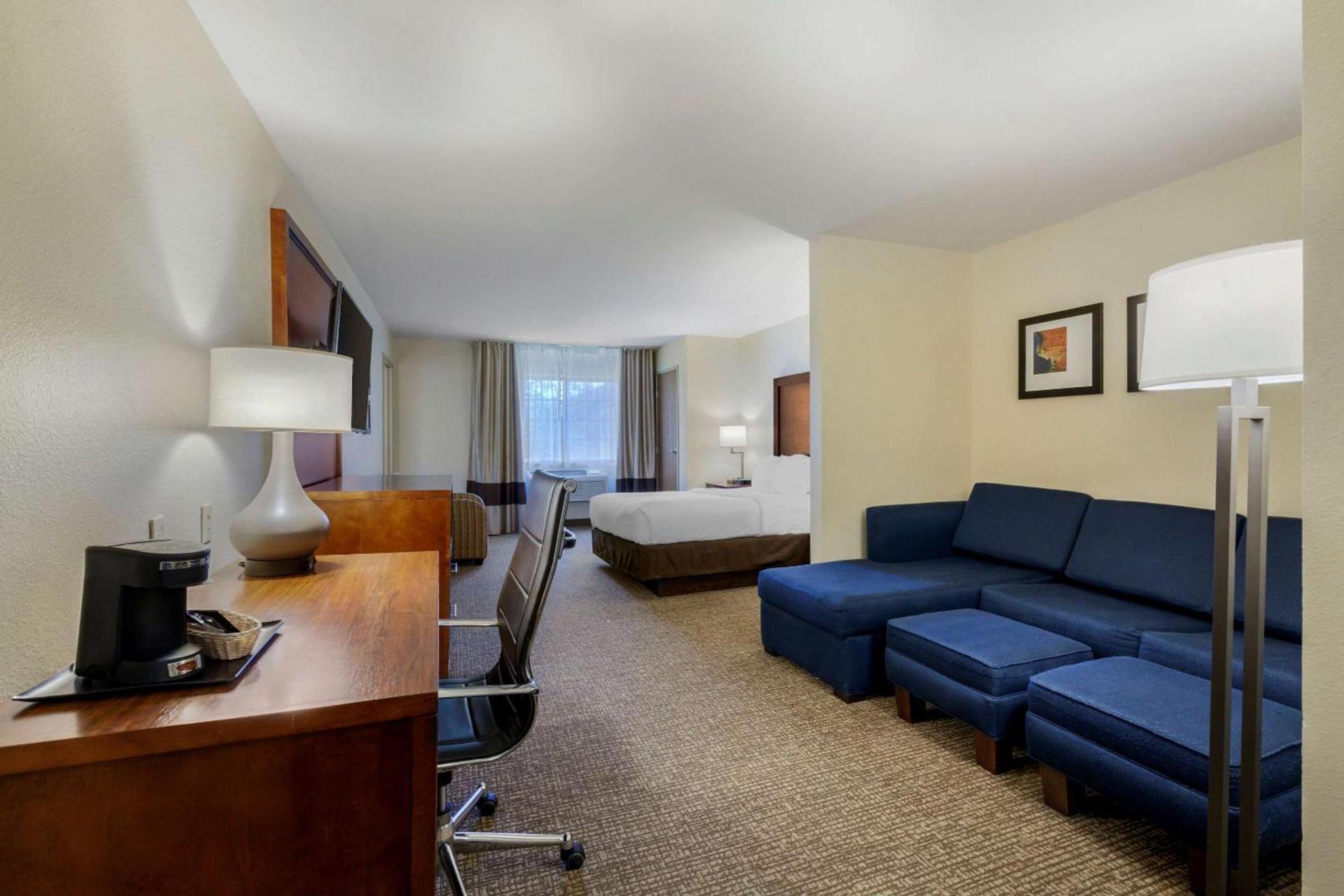 Comfort Suites Johnson Creek Conference Center photo 25