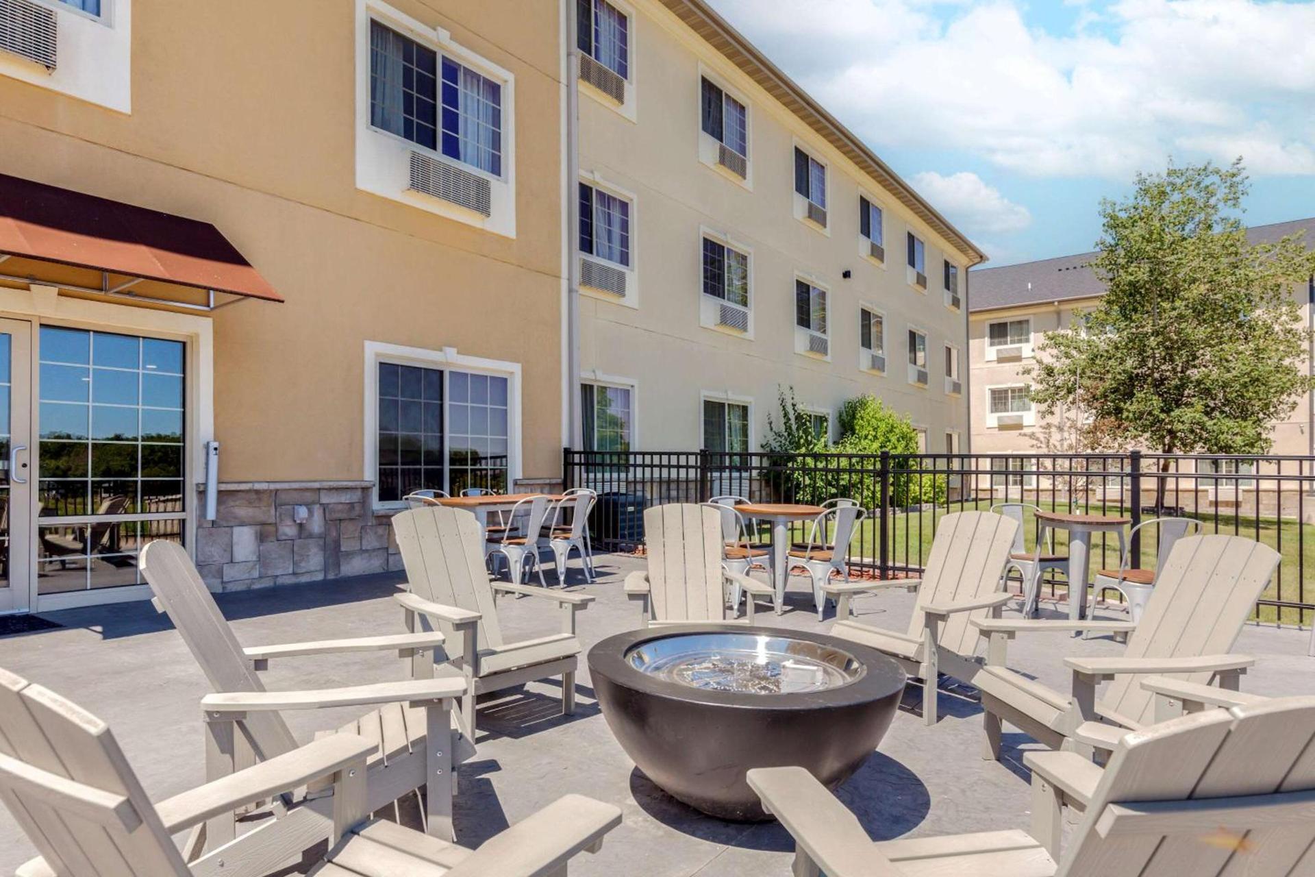 Comfort Suites Johnson Creek Conference Center photo 26