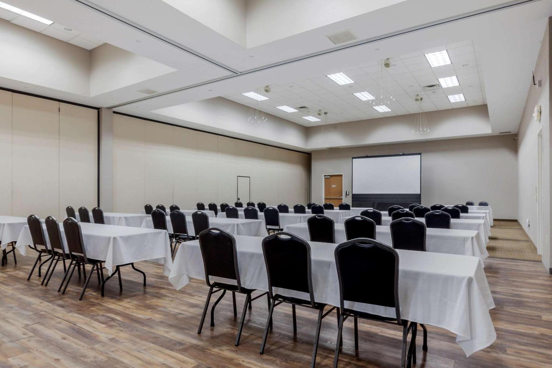 Comfort Suites Johnson Creek Conference Center photo 33