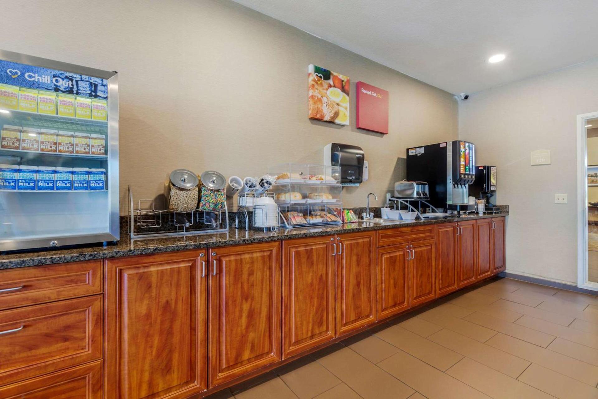 Comfort Suites Johnson Creek Conference Center photo 35