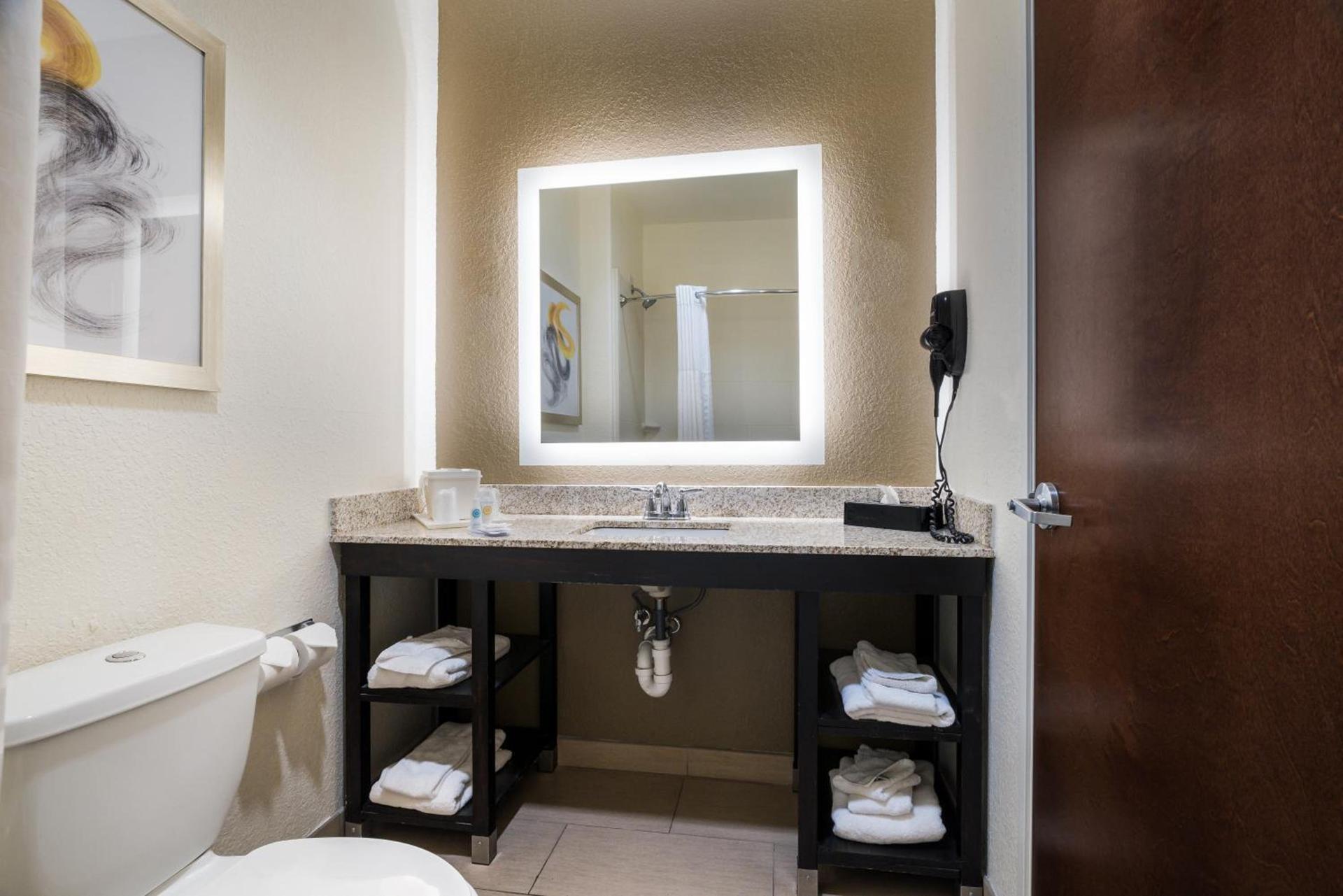 Comfort Inn & Suites Victoria North photo 41