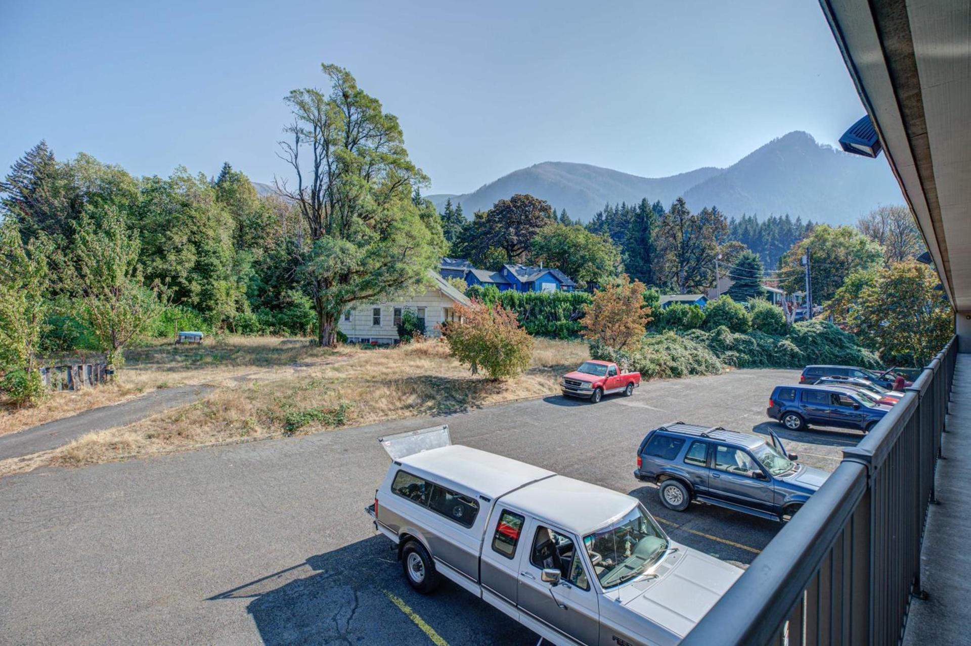 Columbia Gorge Inn photo 17