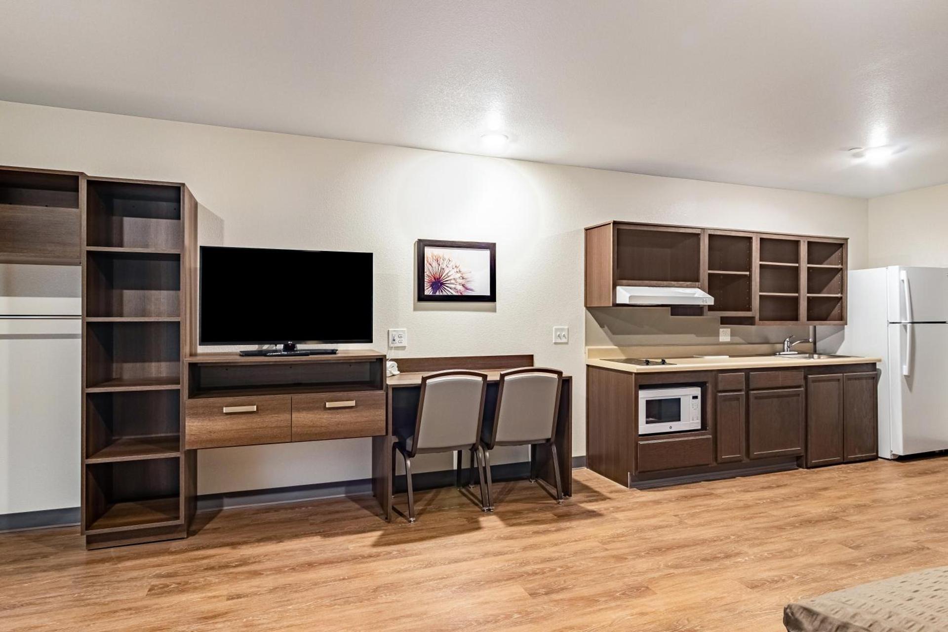 WoodSpring Suites Toledo Maumee photo 18