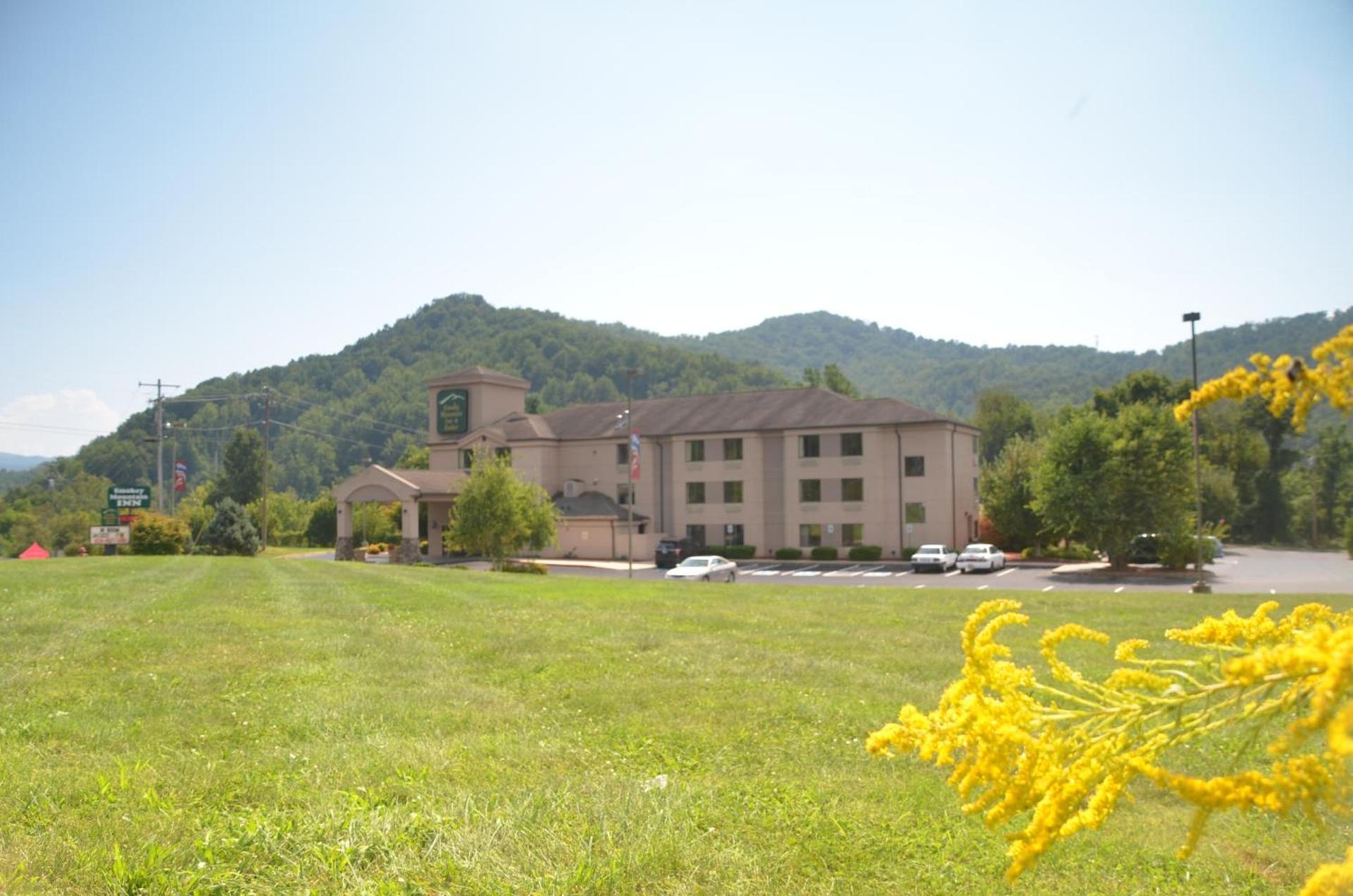 Smoky Mountain Inn & Suites — hotel in Cherokee