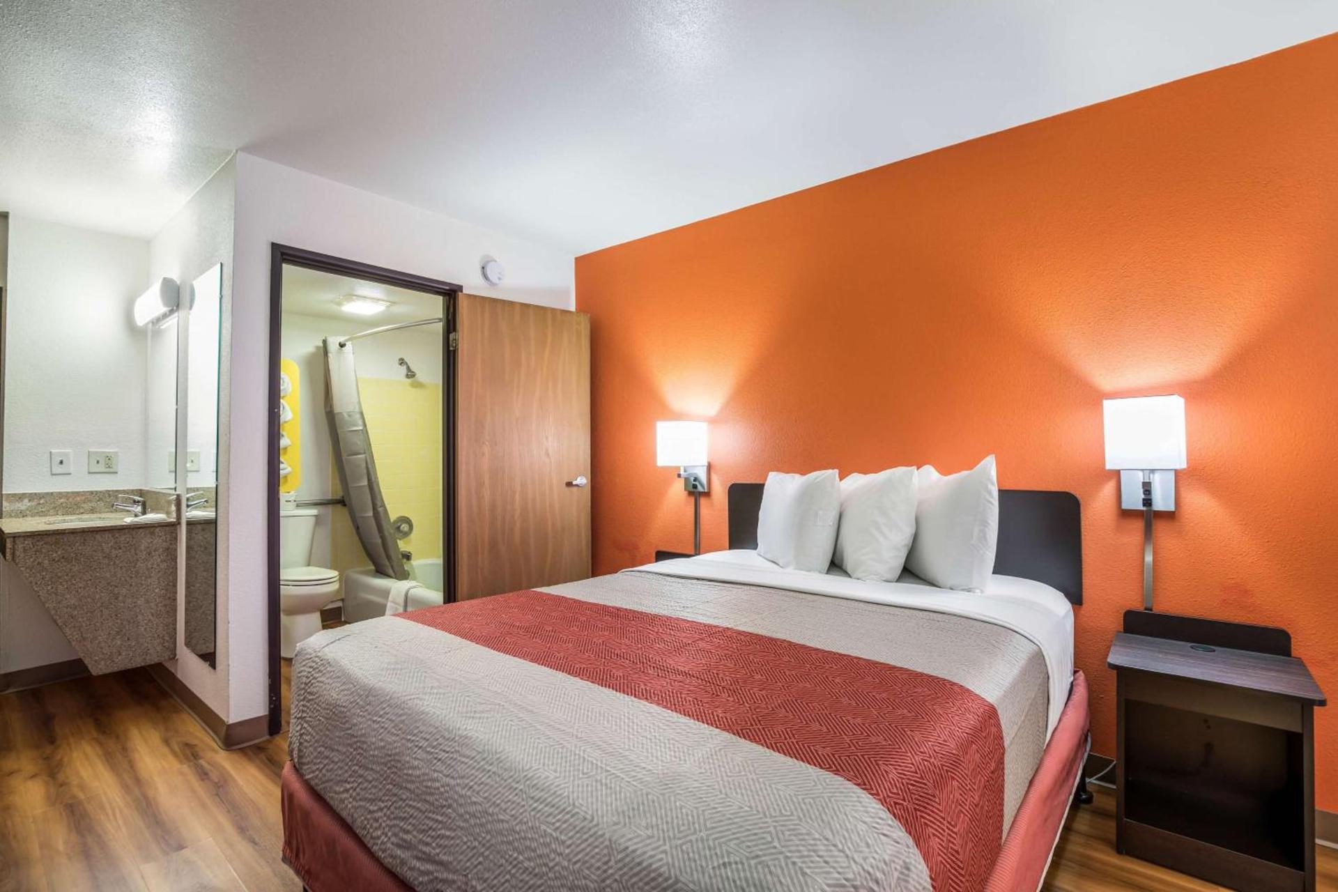 Motel 6-Madison, WI - East photo 15