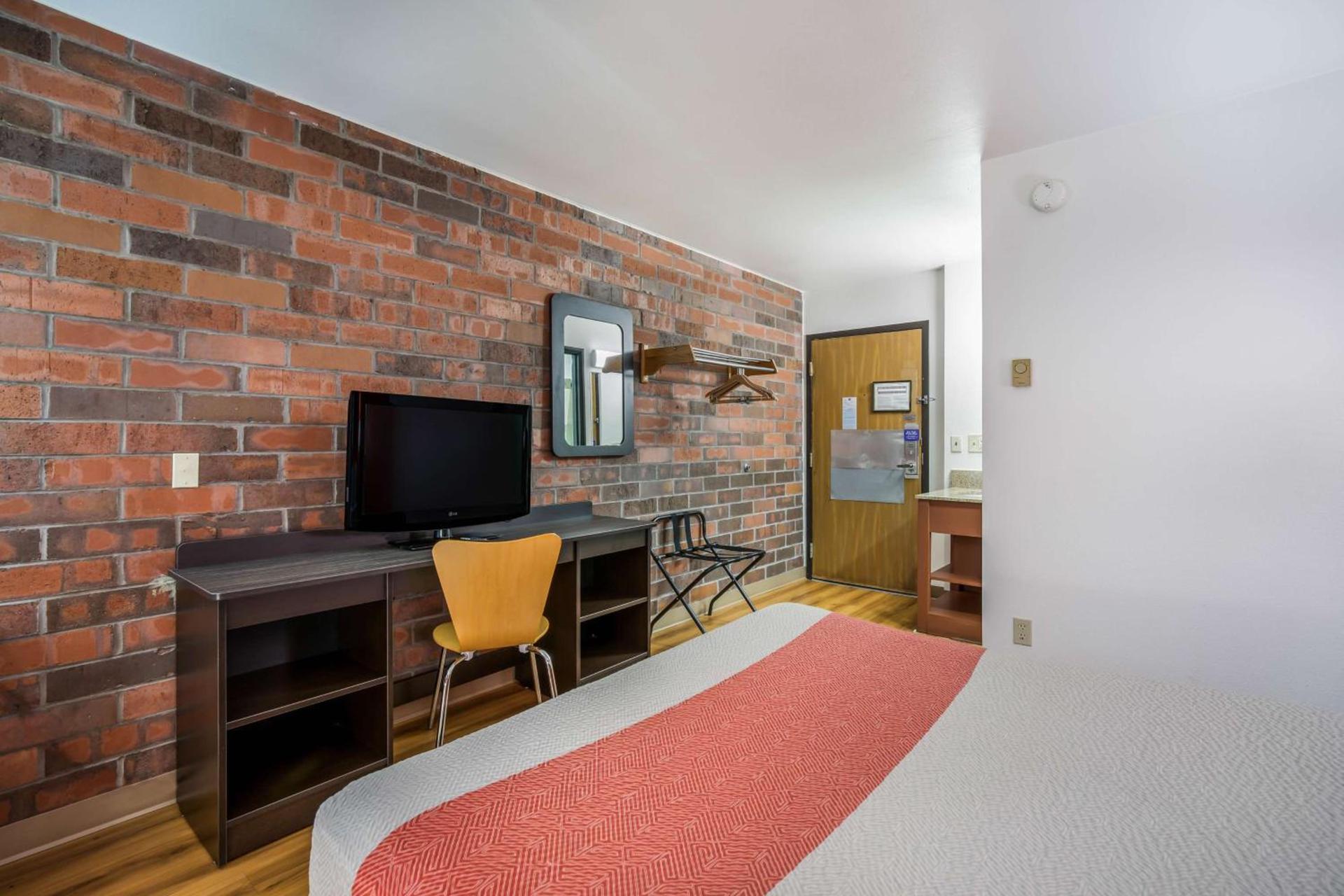 Motel 6-Madison, WI - East photo 21