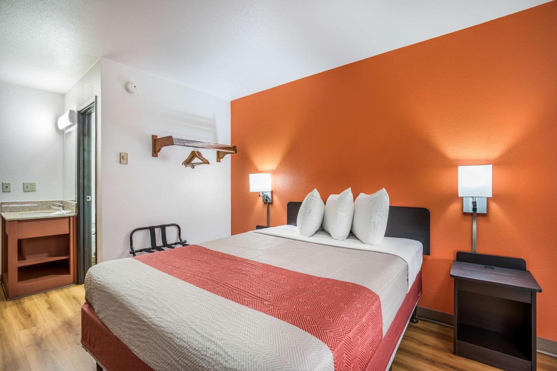 Motel 6-Madison, WI - East photo 25