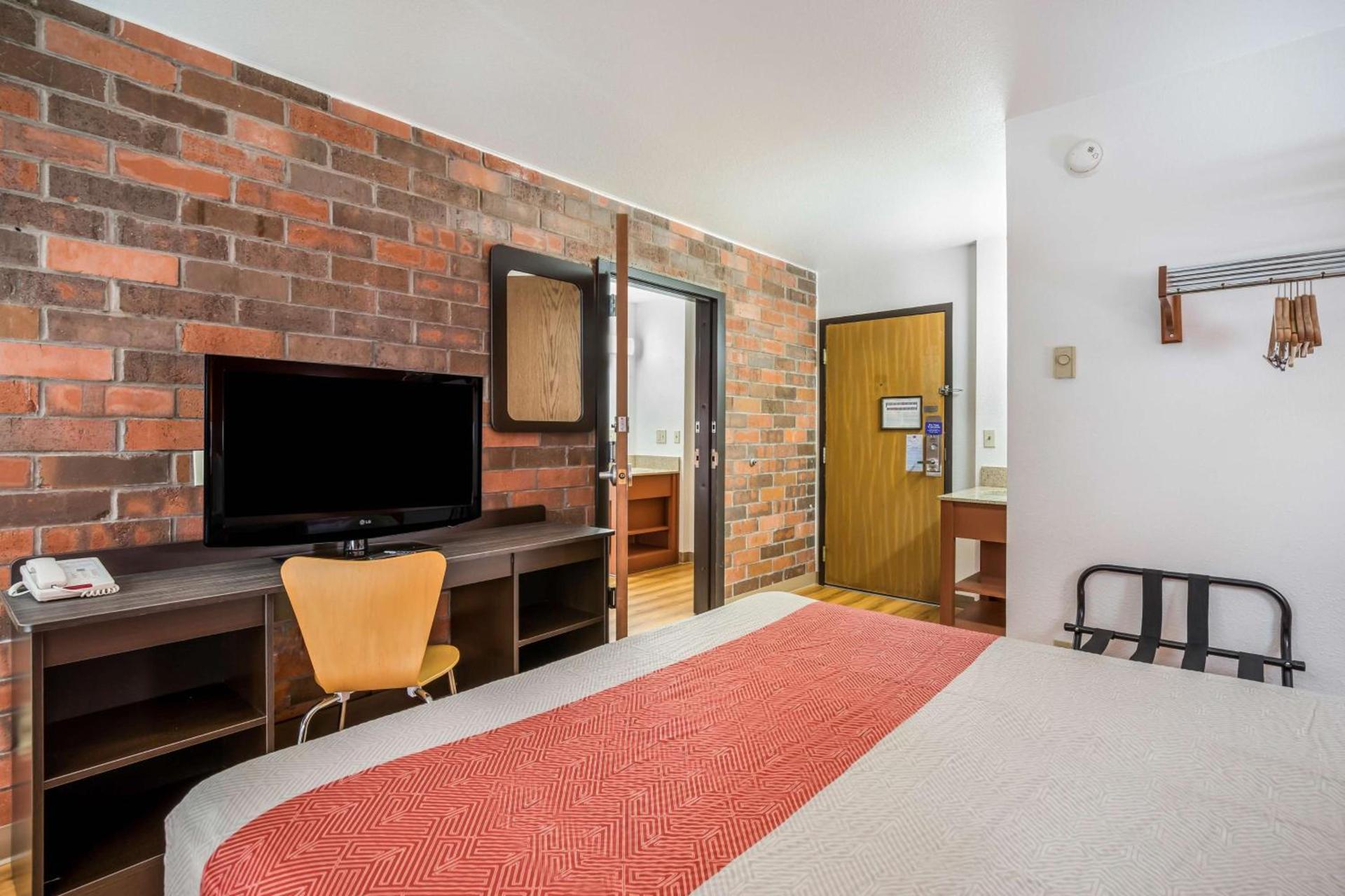 Motel 6-Madison, WI - East photo 26