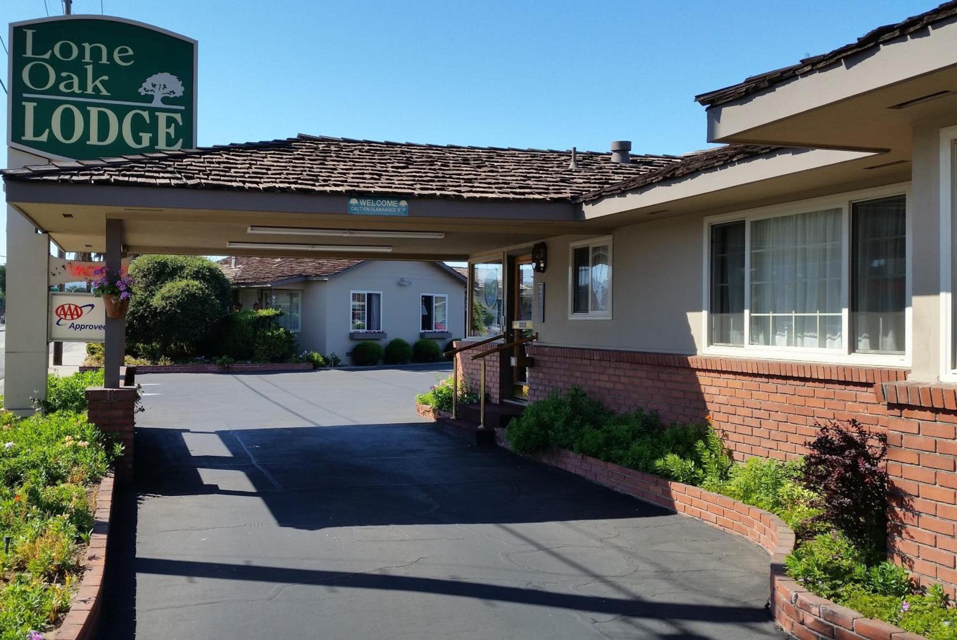 Lone Oak Lodge photo 1
