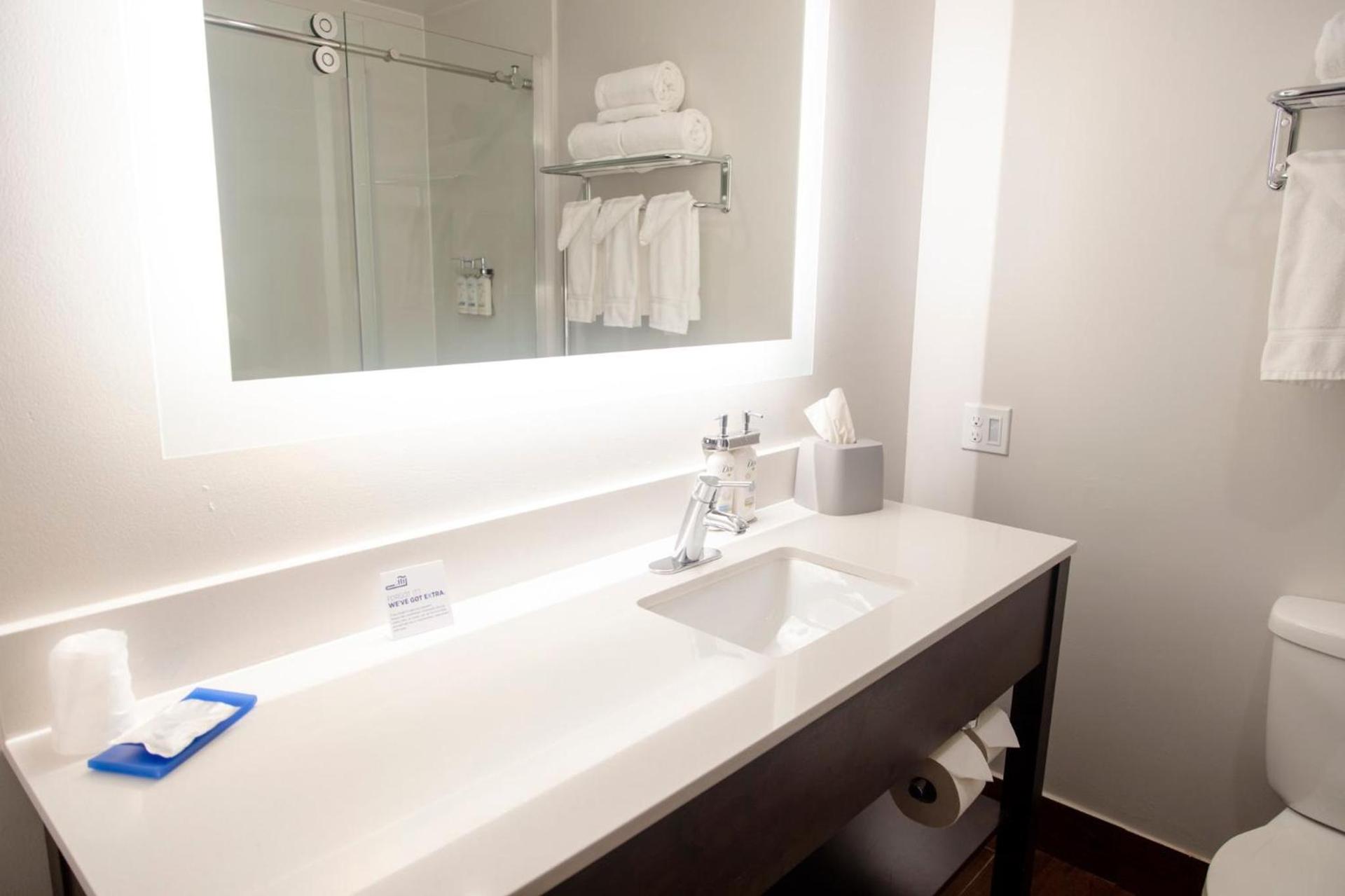 Holiday Inn Express Marshfield - Springfield Area by IHG photo 21