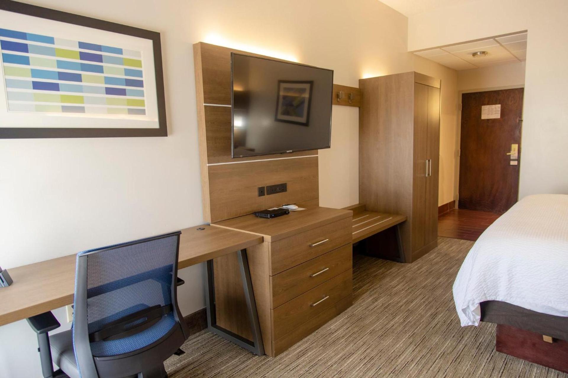 Holiday Inn Express Marshfield - Springfield Area by IHG photo 16