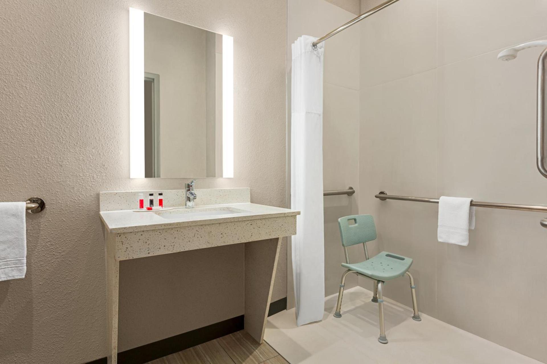 Days Inn & Suites by Wyndham Tomball Houston NW photo 57