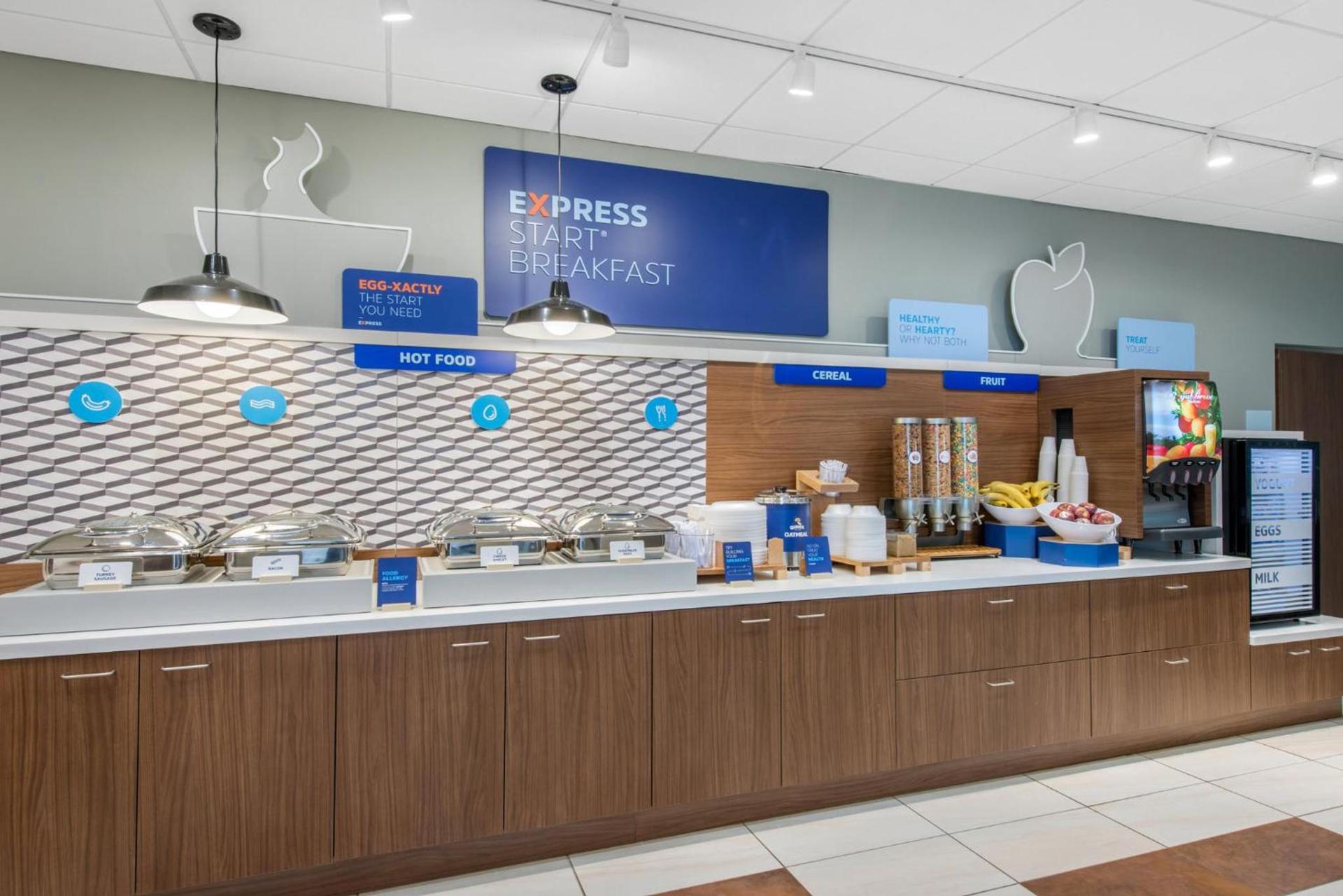 Holiday Inn Express & Suites - Ruskin by IHG photo 27
