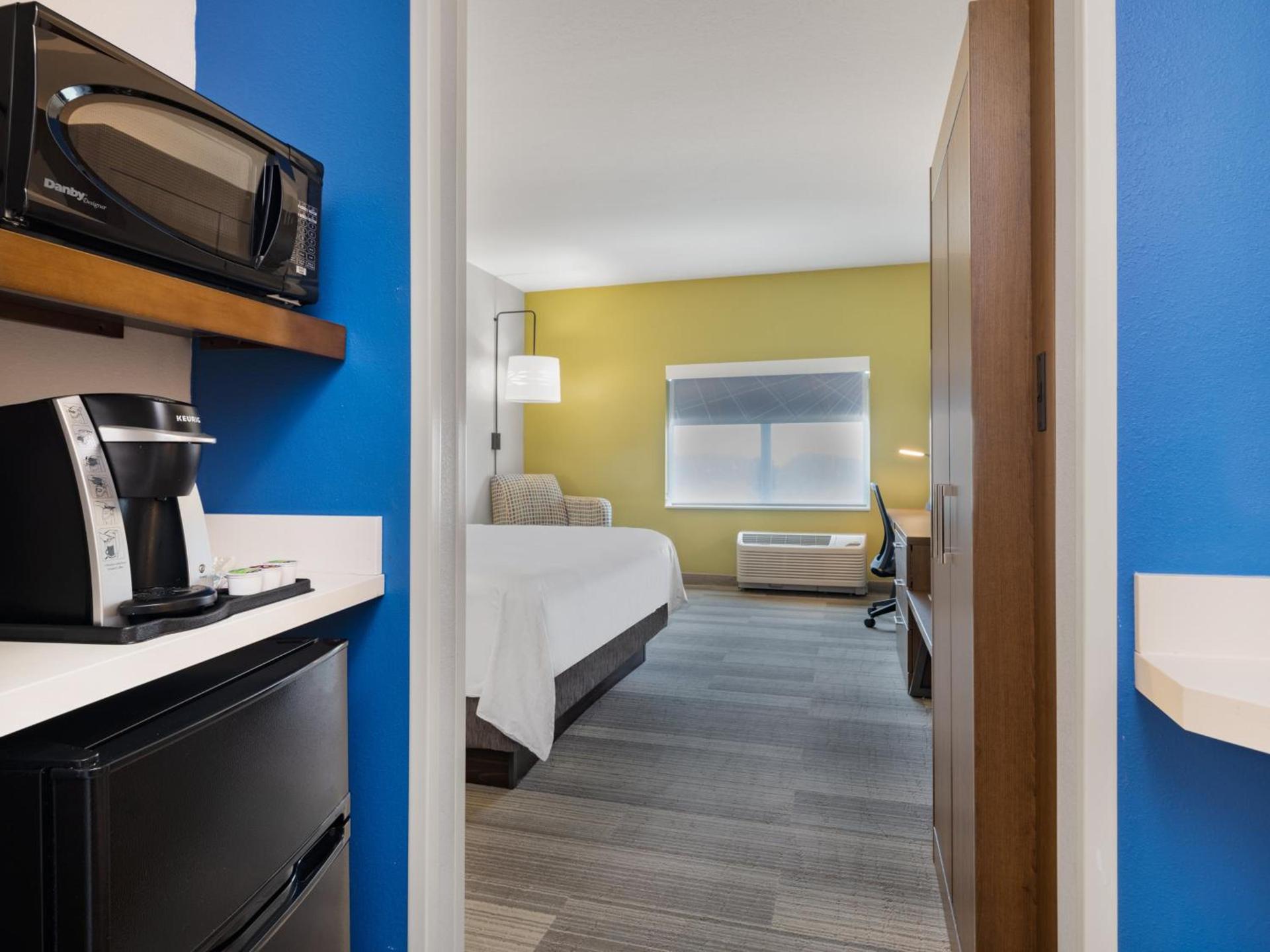 Holiday Inn Express & Suites - Ruskin by IHG photo 35
