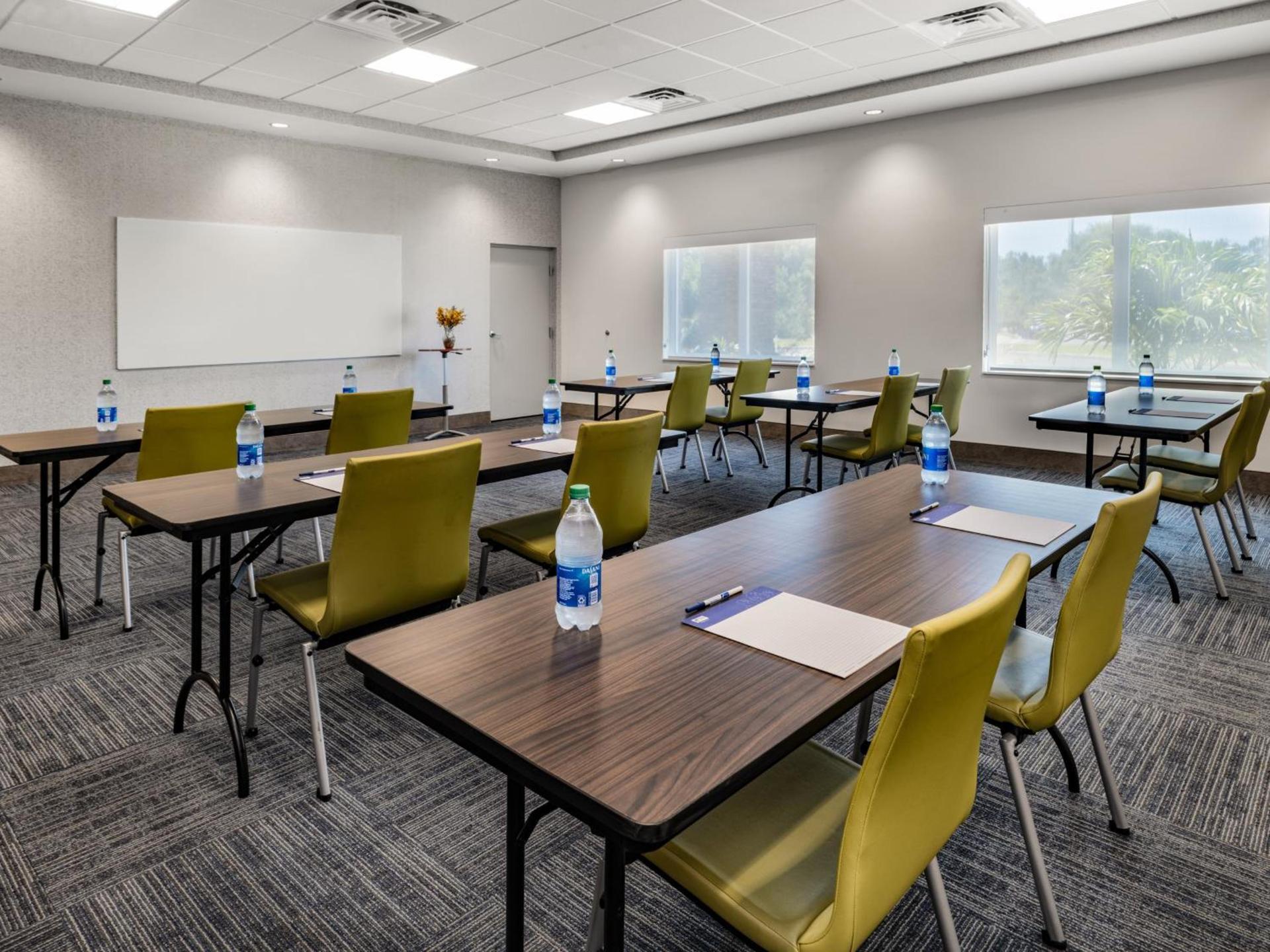 Holiday Inn Express & Suites - Ruskin by IHG photo 39
